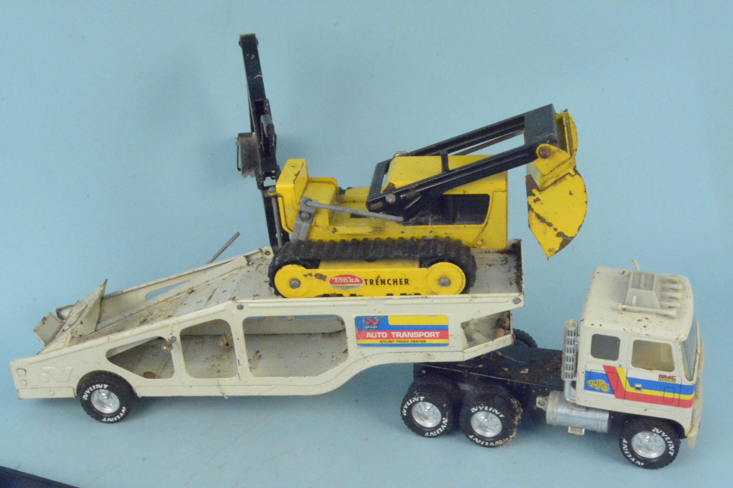 A vintage Tonka Trencher plus a large tin plate transporter and a selection of vintage die cast - Image 3 of 3