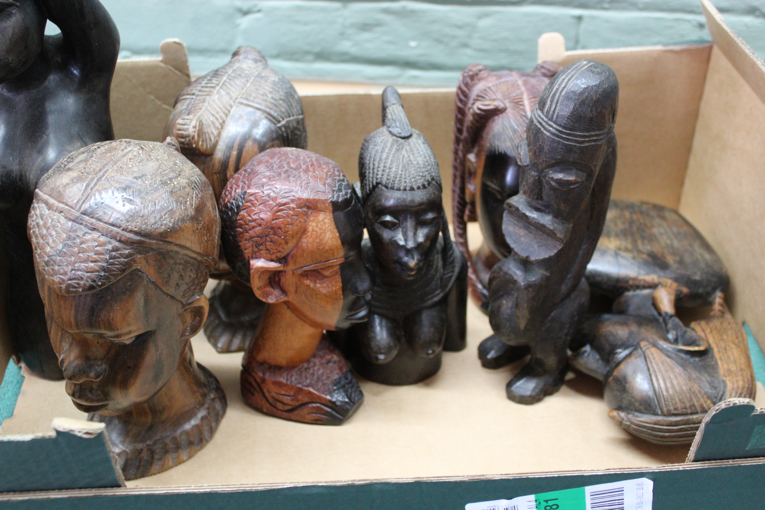 A large box of mixed tribal carved wooden heads and figures including a pair of bookends - Image 3 of 3