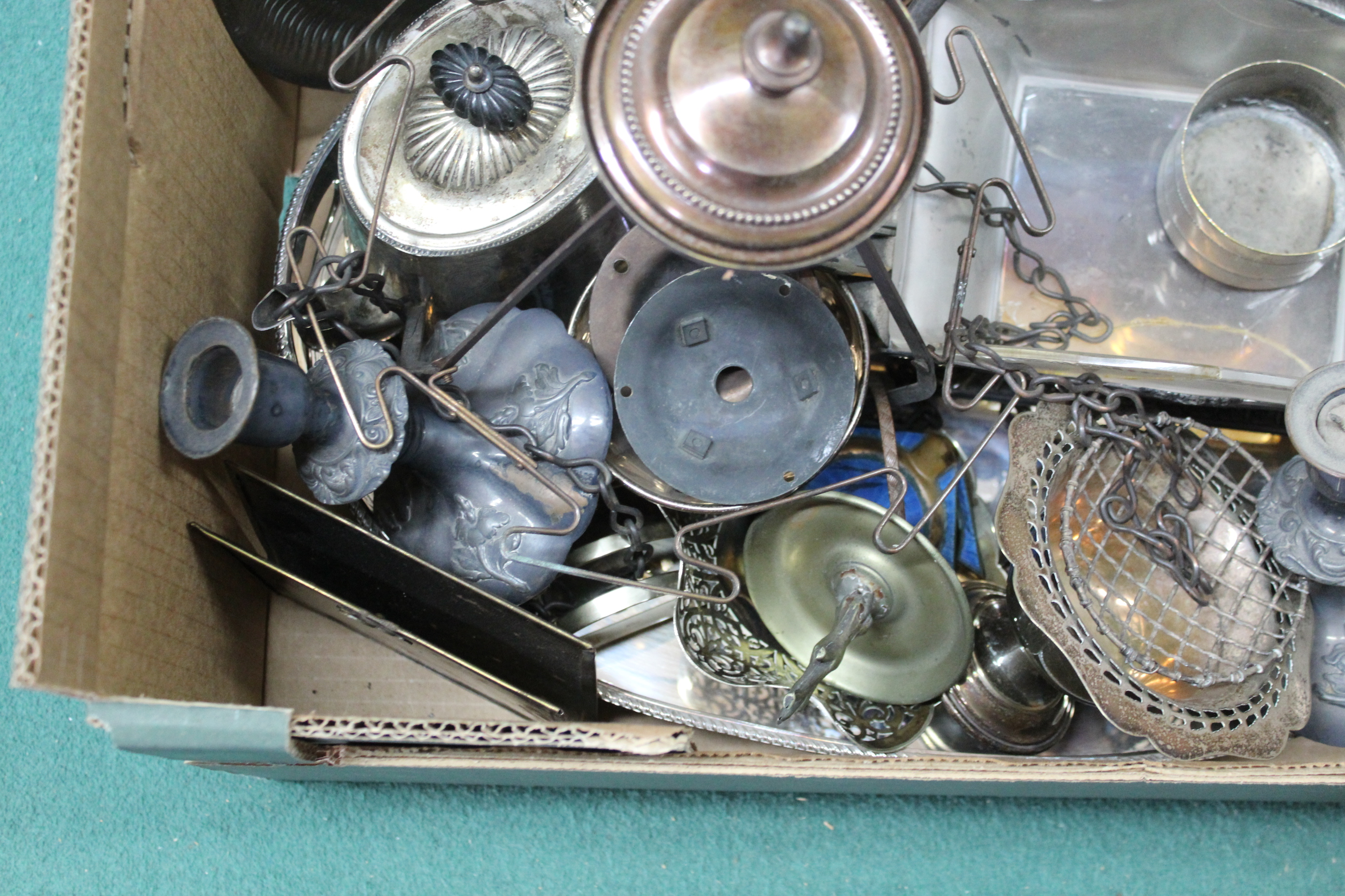 A box of mixed metalwares, silver plate, pewter etc, - Image 3 of 3