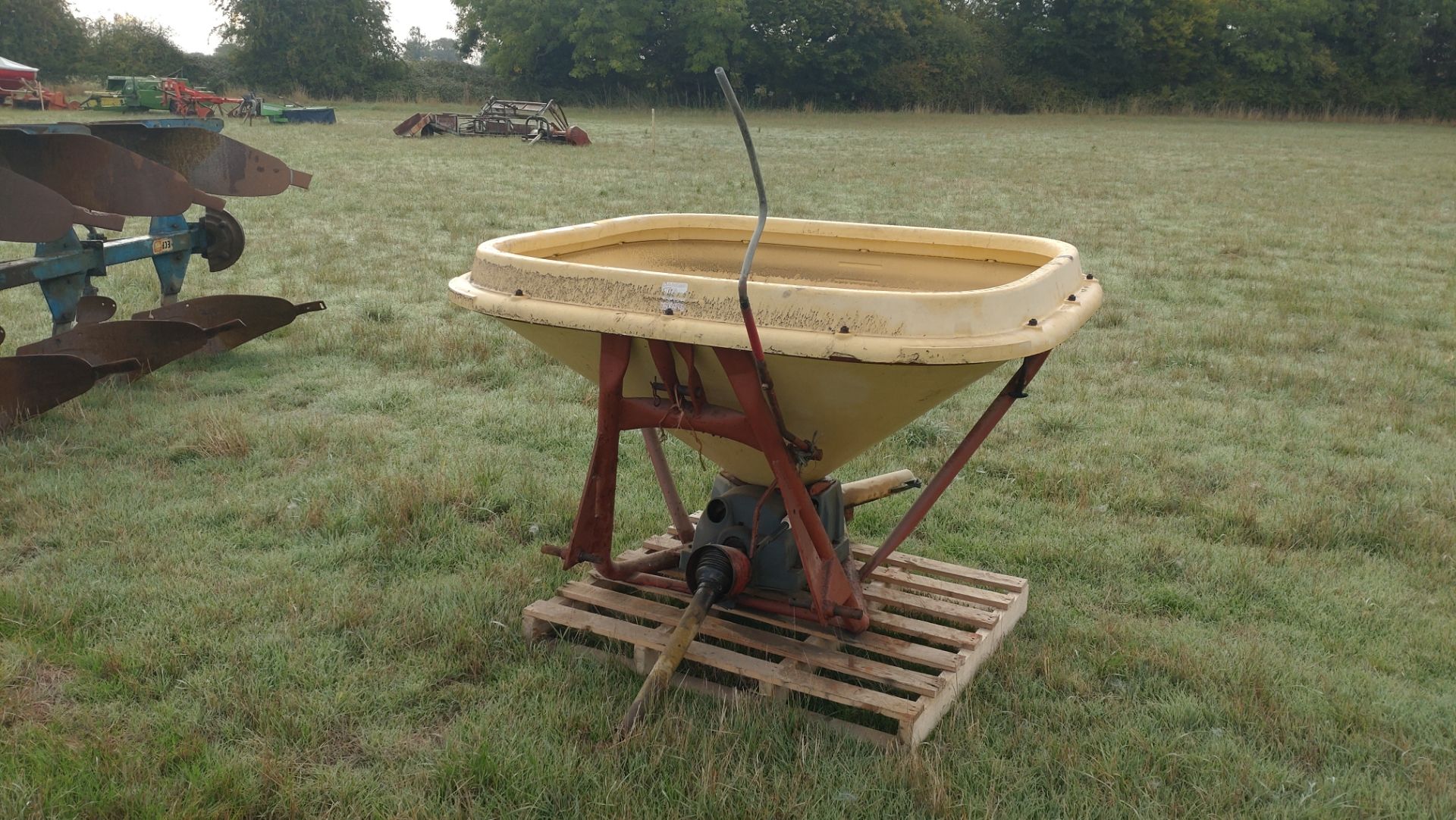 Vicon series 2207 fertiliser spreader. No VAT on this lot.