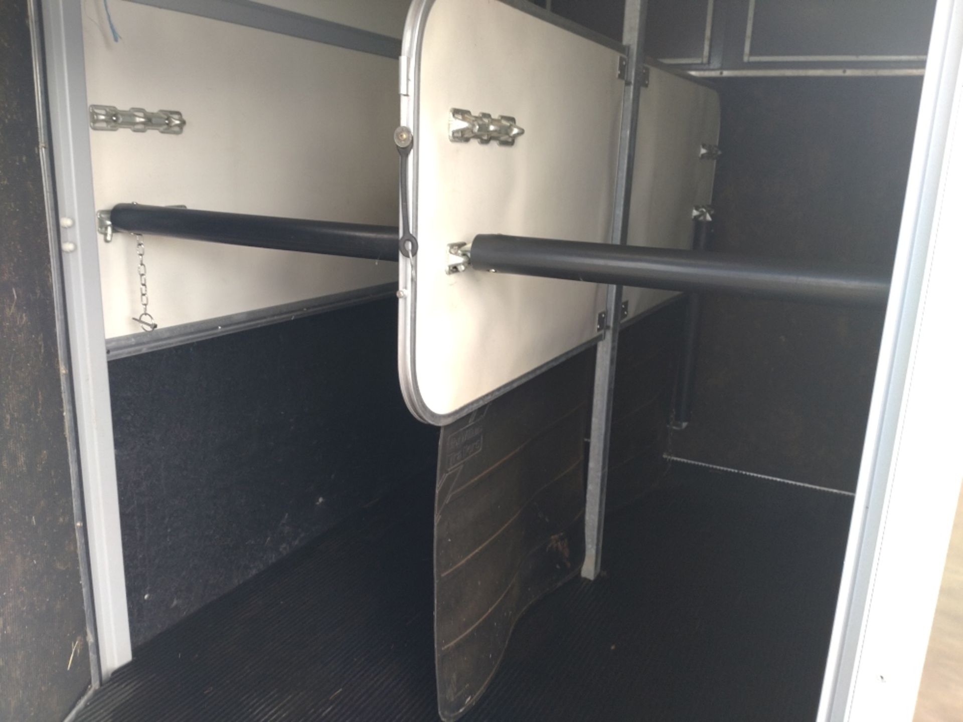 Ifor Williams HB506 Horse Box, 2015, tandem axle, central divider, - Image 4 of 5