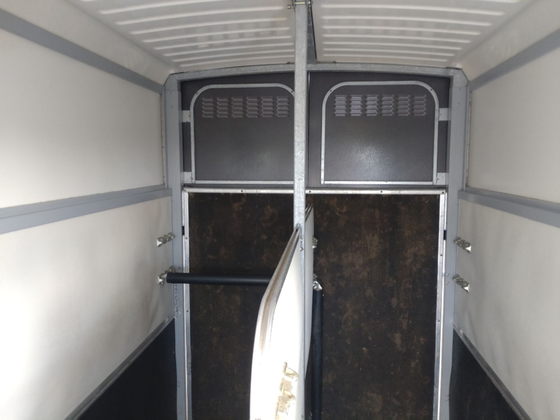 Ifor Williams HB506 Horse Box, 2015, tandem axle, central divider, - Image 5 of 5