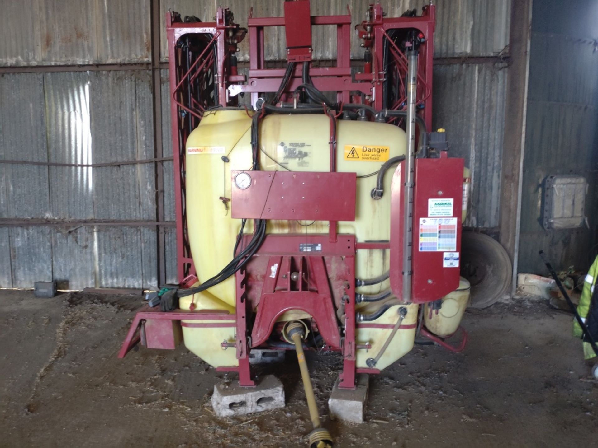 2015 Hardi Master Plus mounted sprayer, 1200l tank, 21m booms, triple nozzles, induction hopper,