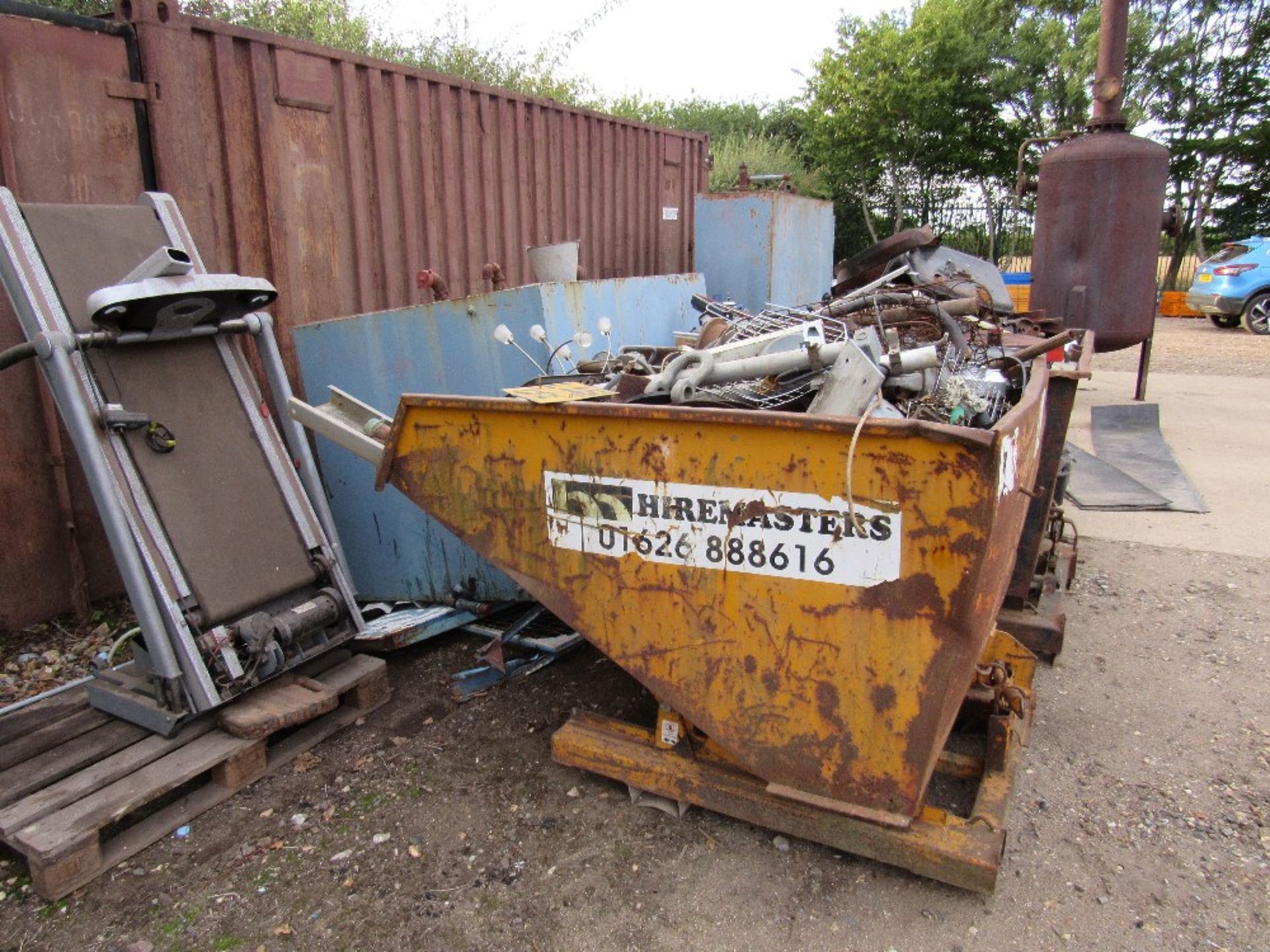 Heap of scrap and contents of 2 x tipping skips (not the skips) - Image 3 of 5