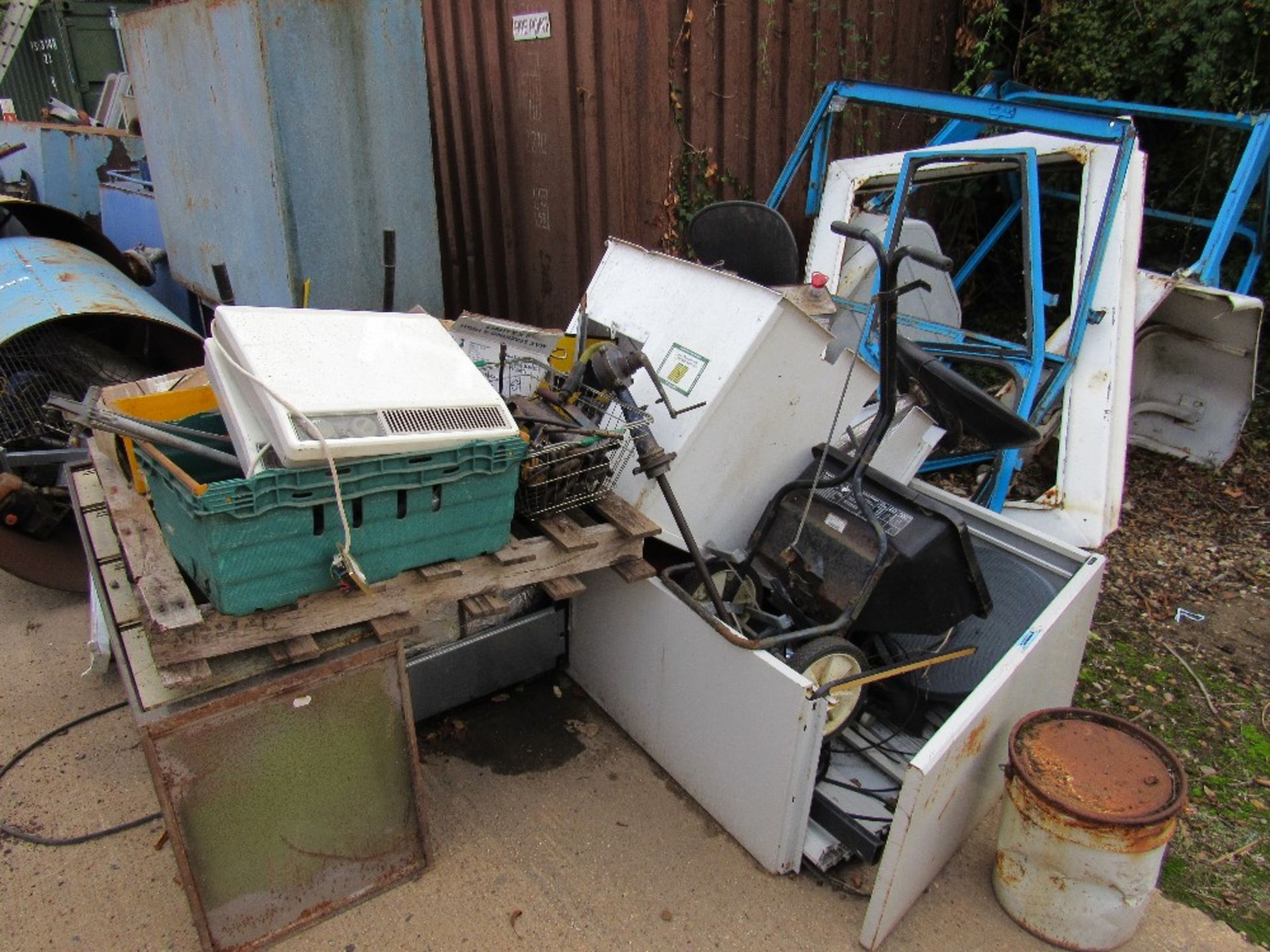 Heap of scrap and contents of 2 x tipping skips (not the skips) - Image 5 of 5