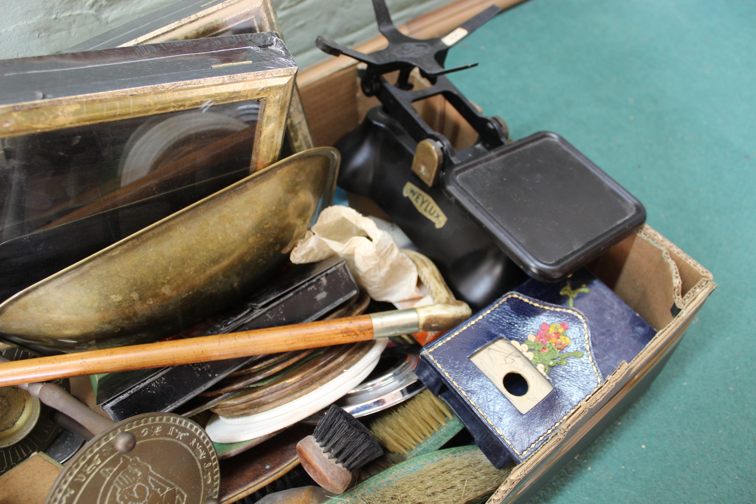 A mixed box of items including a set of scales, small display boxes, riding crops, - Bild 3 aus 3