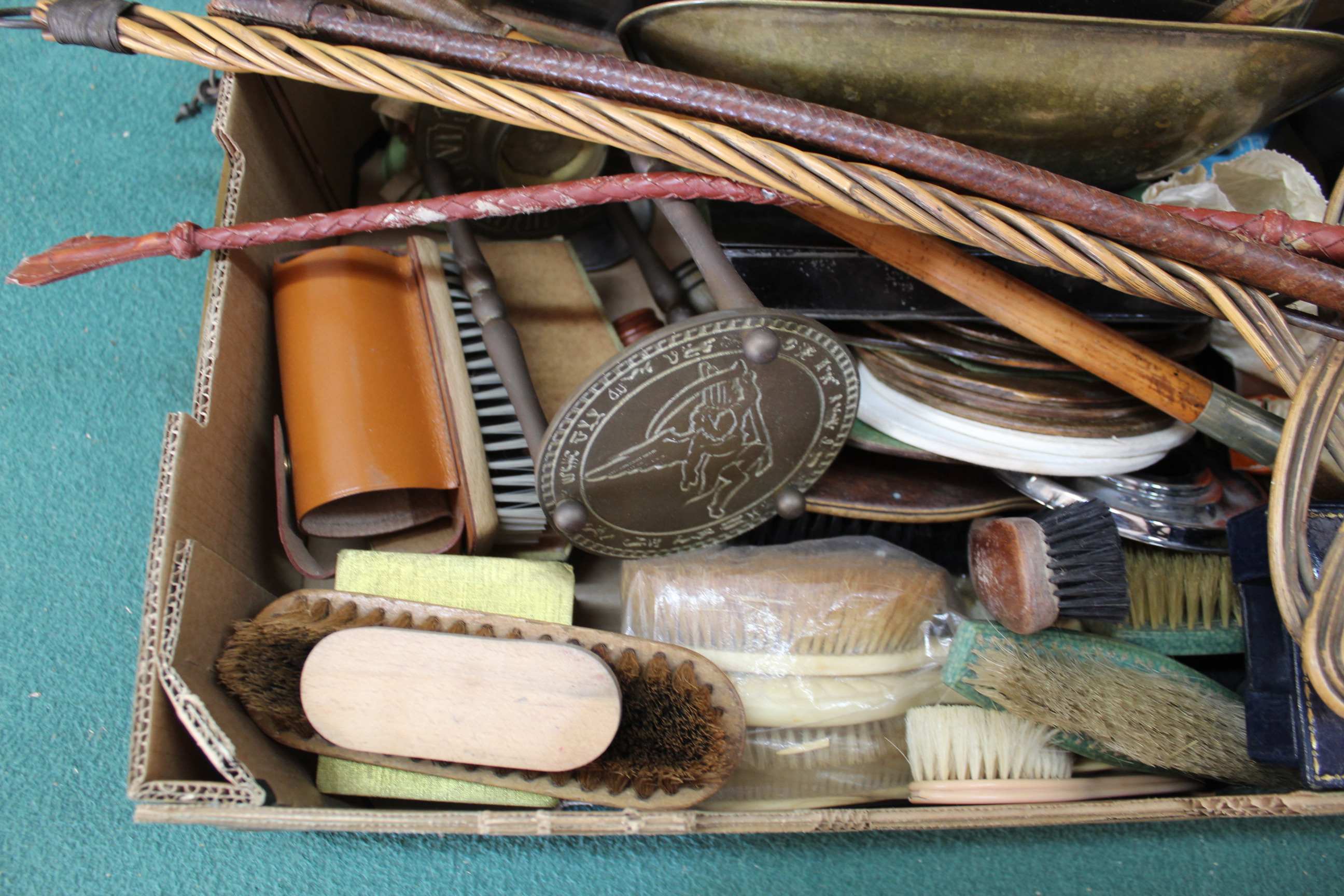 A mixed box of items including a set of scales, small display boxes, riding crops, - Bild 2 aus 3