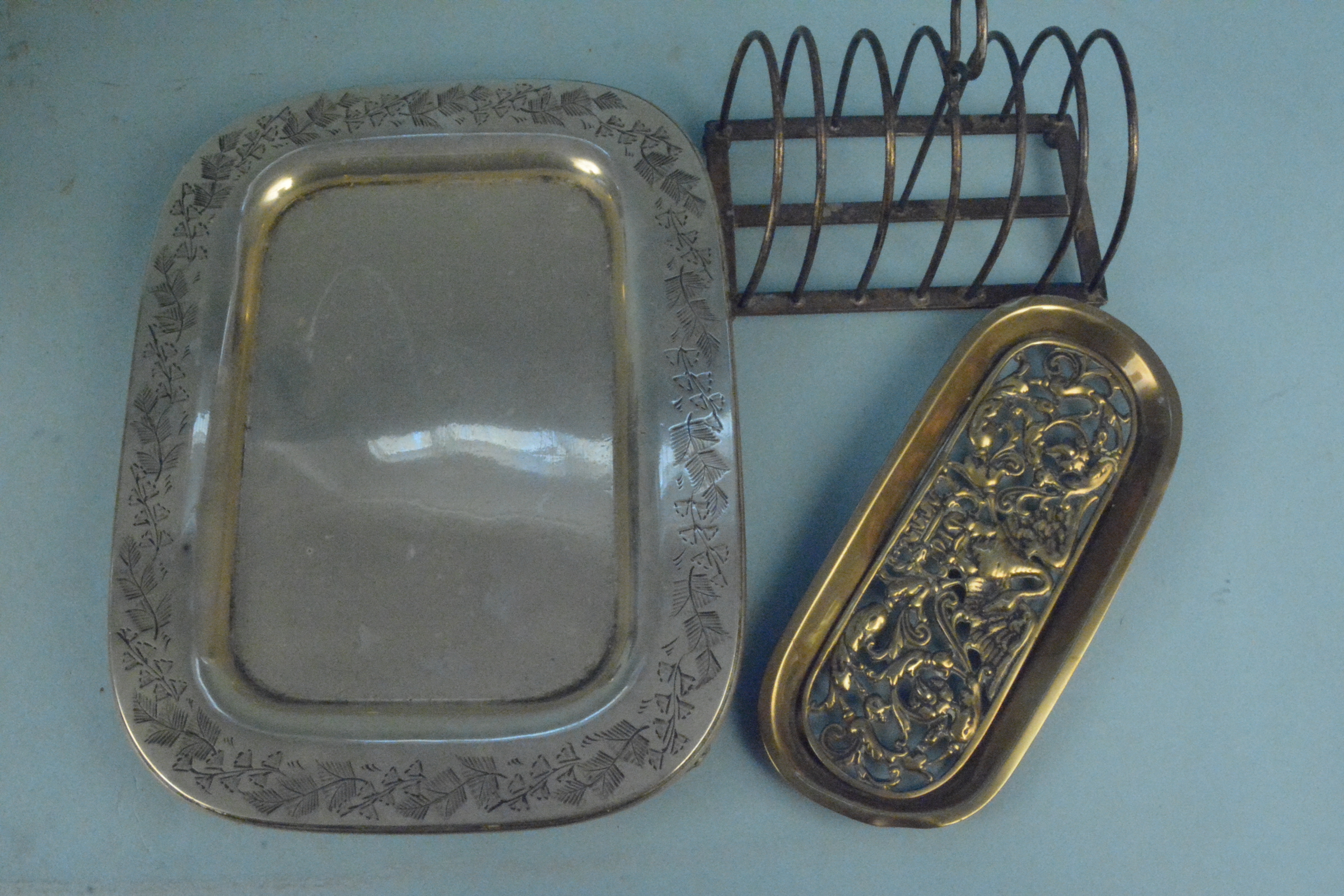 Assorted metal wares to include vintage ash trays, cast iron book stand, plated cocktail shakers, - Image 3 of 3