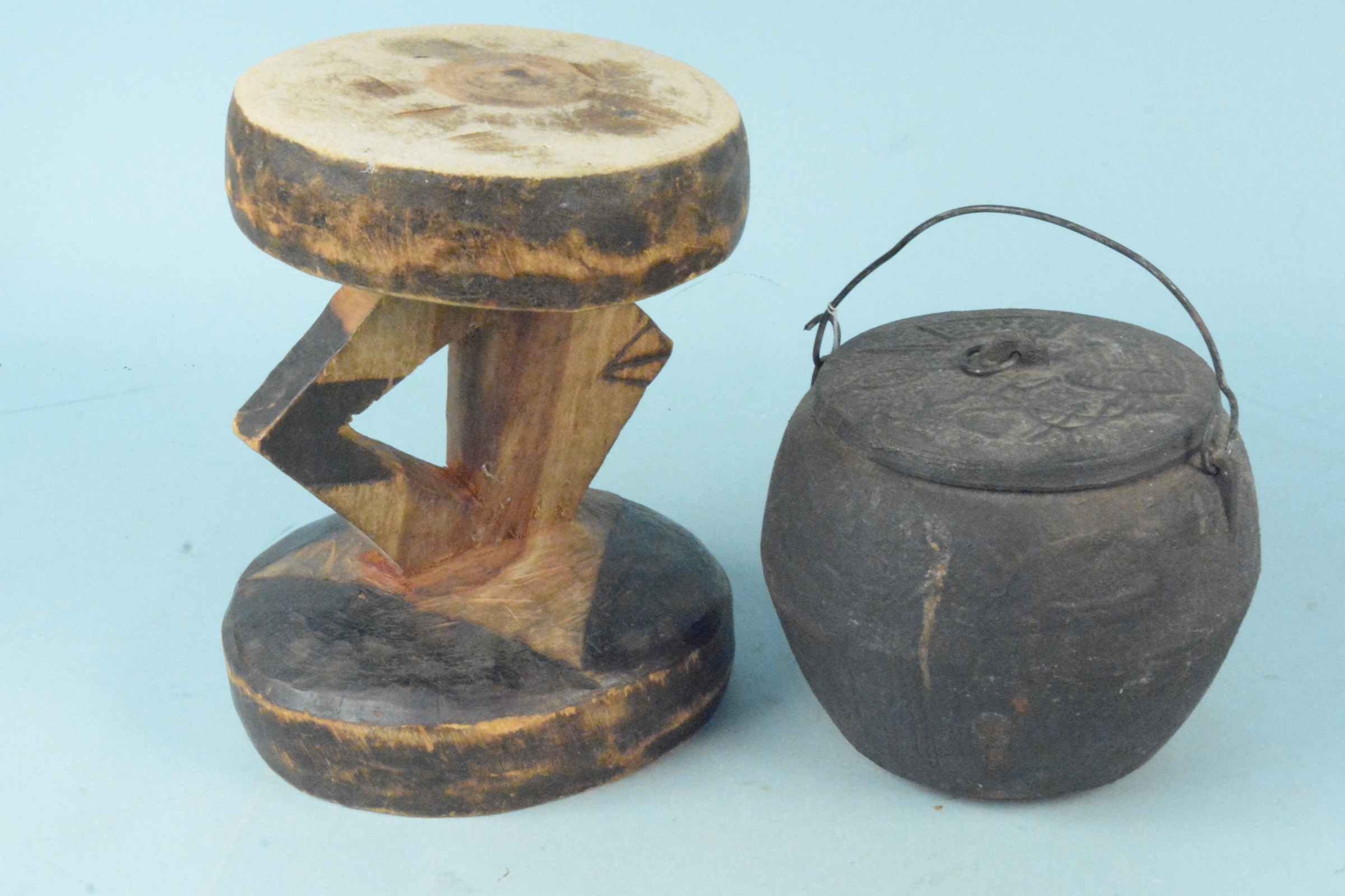 A carved wooden ethnic stool plus an Oriental cast iron cooking pot - Image 3 of 3