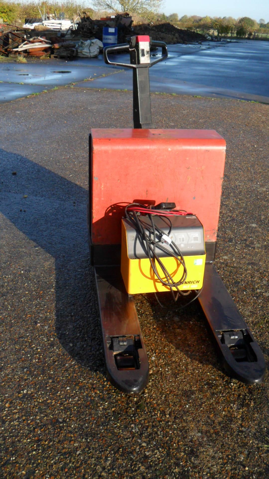 Toyota Power Pallet Truck, working order, with battery charger, 1000 x 680mm lifting legs. - Image 3 of 5