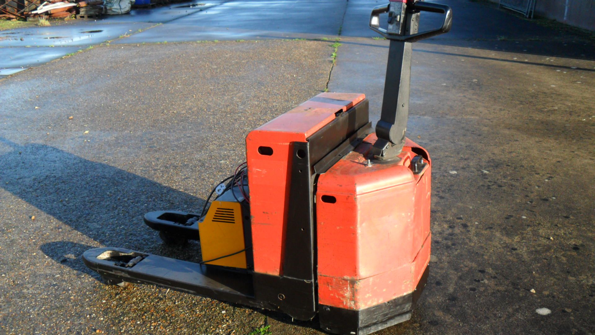 Toyota Power Pallet Truck, working order, with battery charger, 1000 x 680mm lifting legs. - Image 5 of 5