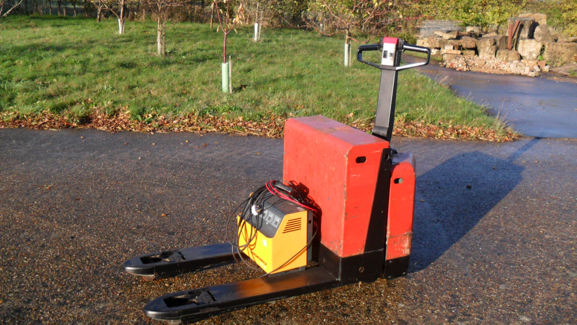 Toyota Power Pallet Truck, working order, with battery charger, 1000 x 680mm lifting legs. - Image 2 of 5