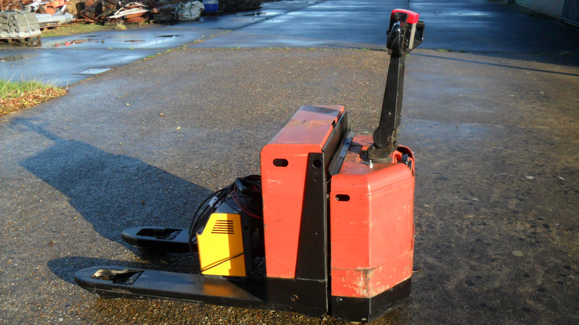 Toyota Power Pallet Truck, working order, with battery charger, 1000 x 680mm lifting legs.