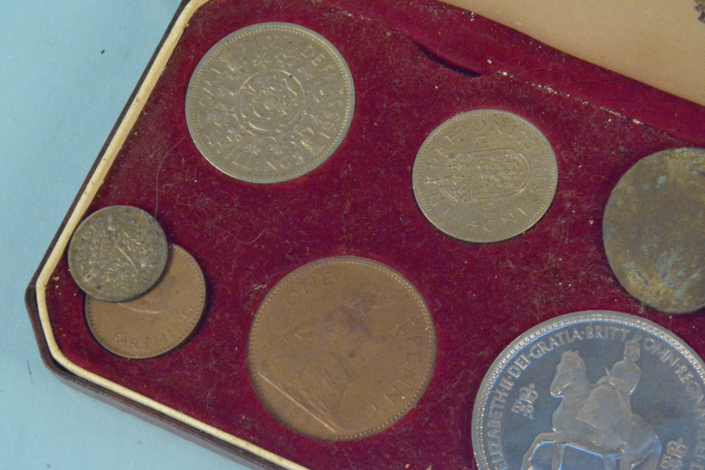 A 1953 Elizabeth II Coronation coin set in original box (as found) - Bild 2 aus 3