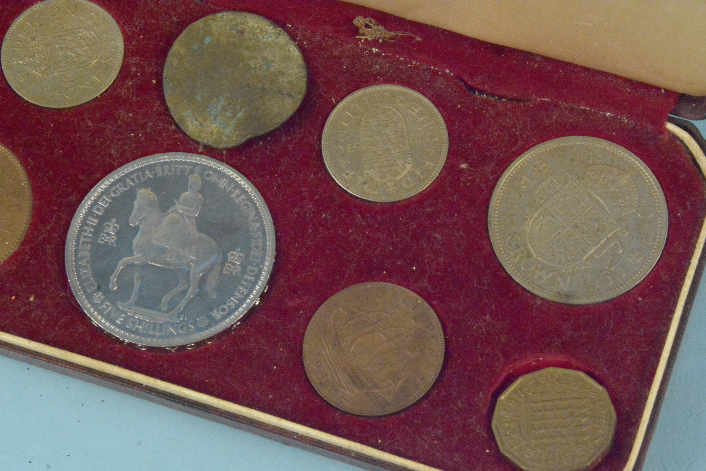 A 1953 Elizabeth II Coronation coin set in original box (as found) - Bild 3 aus 3