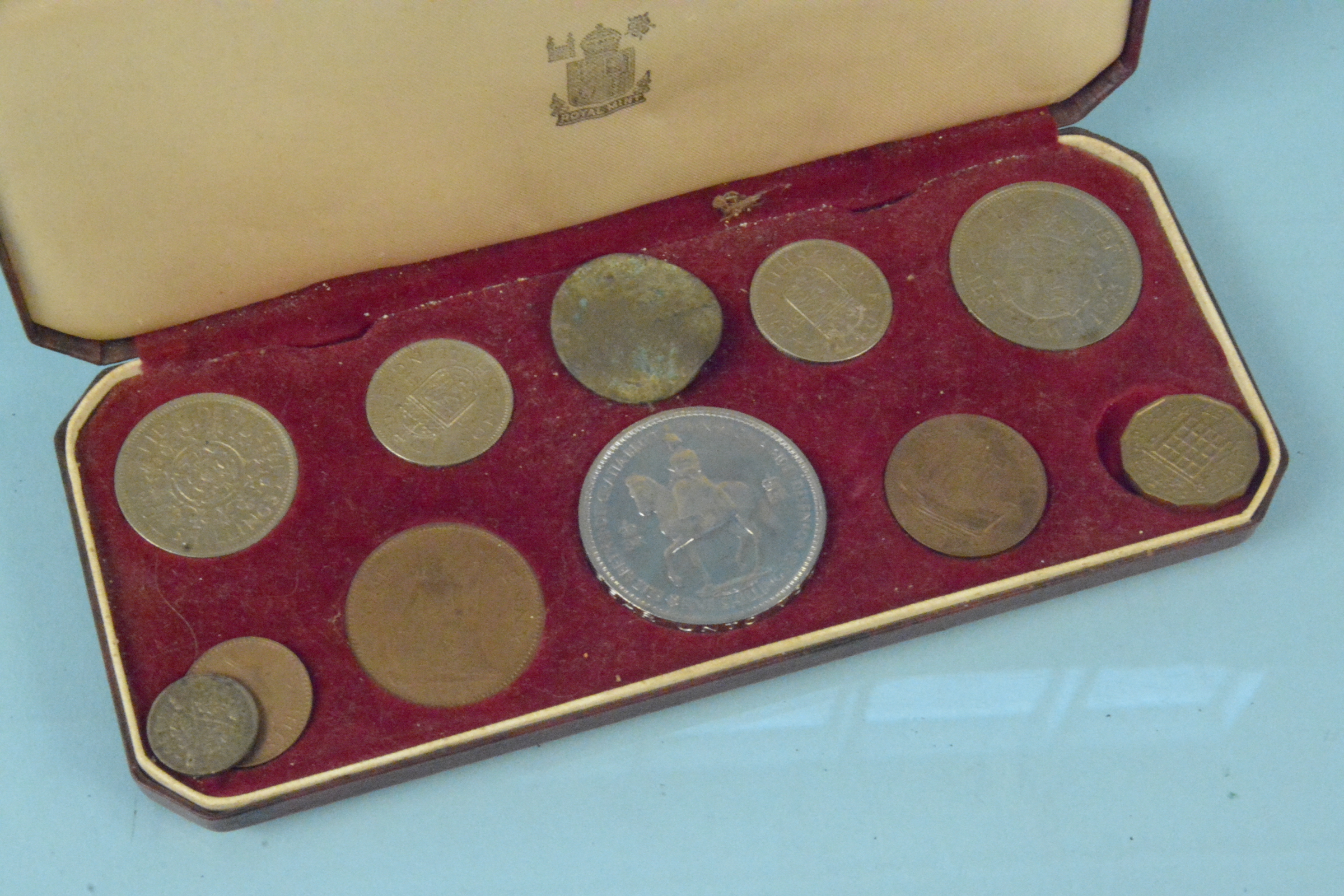 A 1953 Elizabeth II Coronation coin set in original box (as found)
