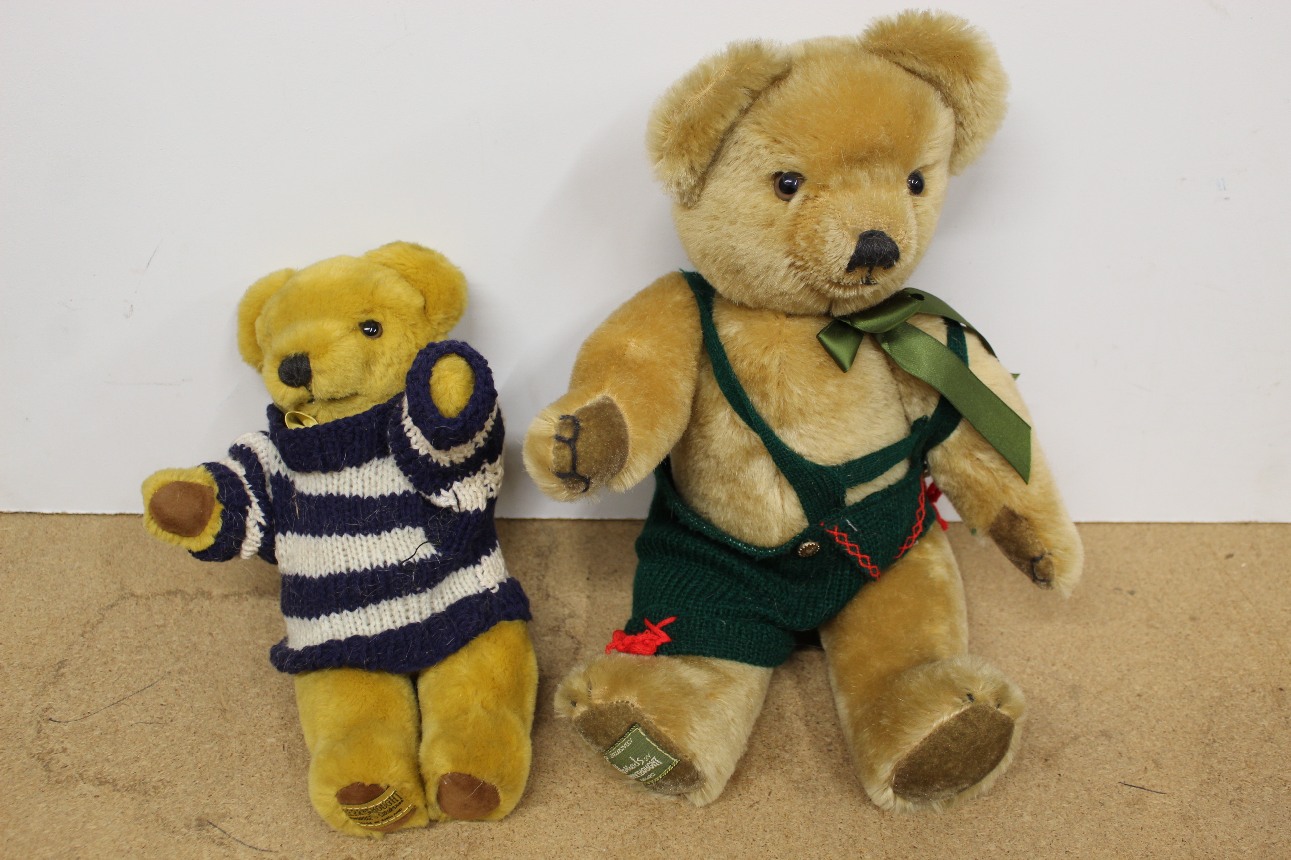 A Merrythought for Harrods bear plus one medium and one small Merrythought bears, - Bild 2 aus 3