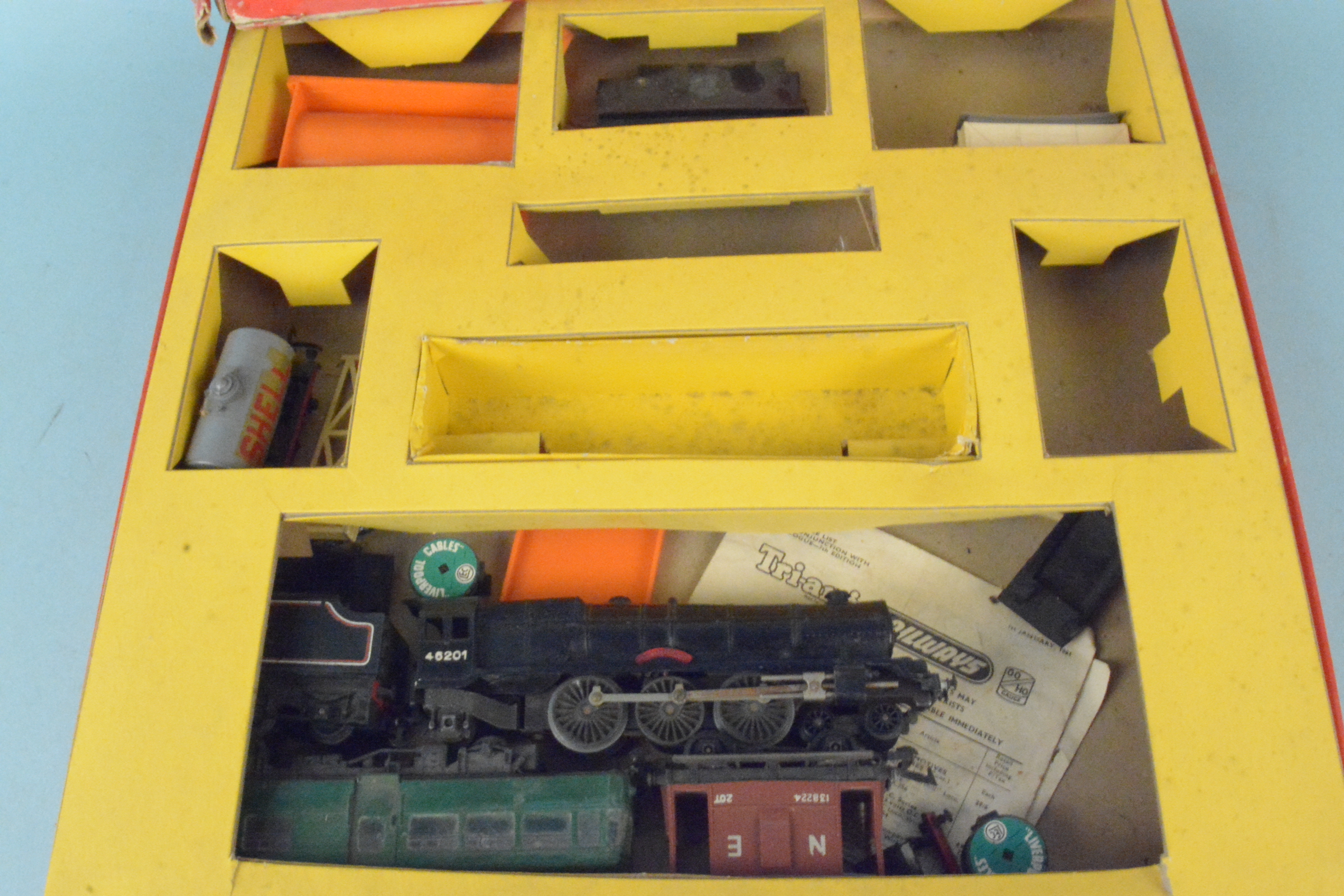 A box of mixed Triang train parts, - Image 3 of 3