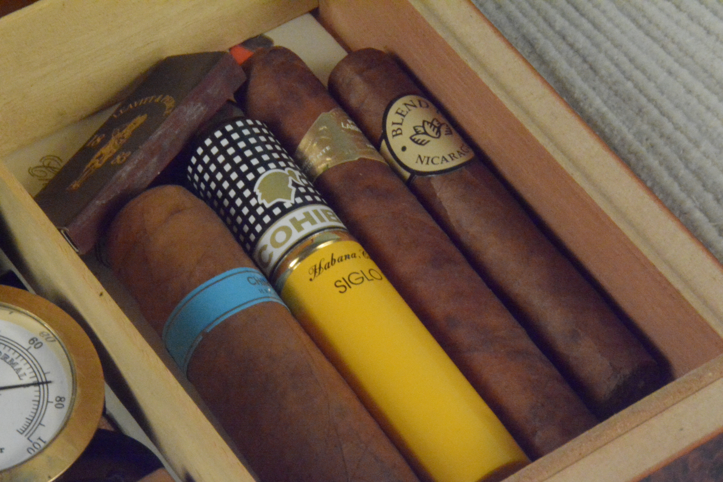 A humidor with cigars, some wrapped, some loose, - Image 2 of 3