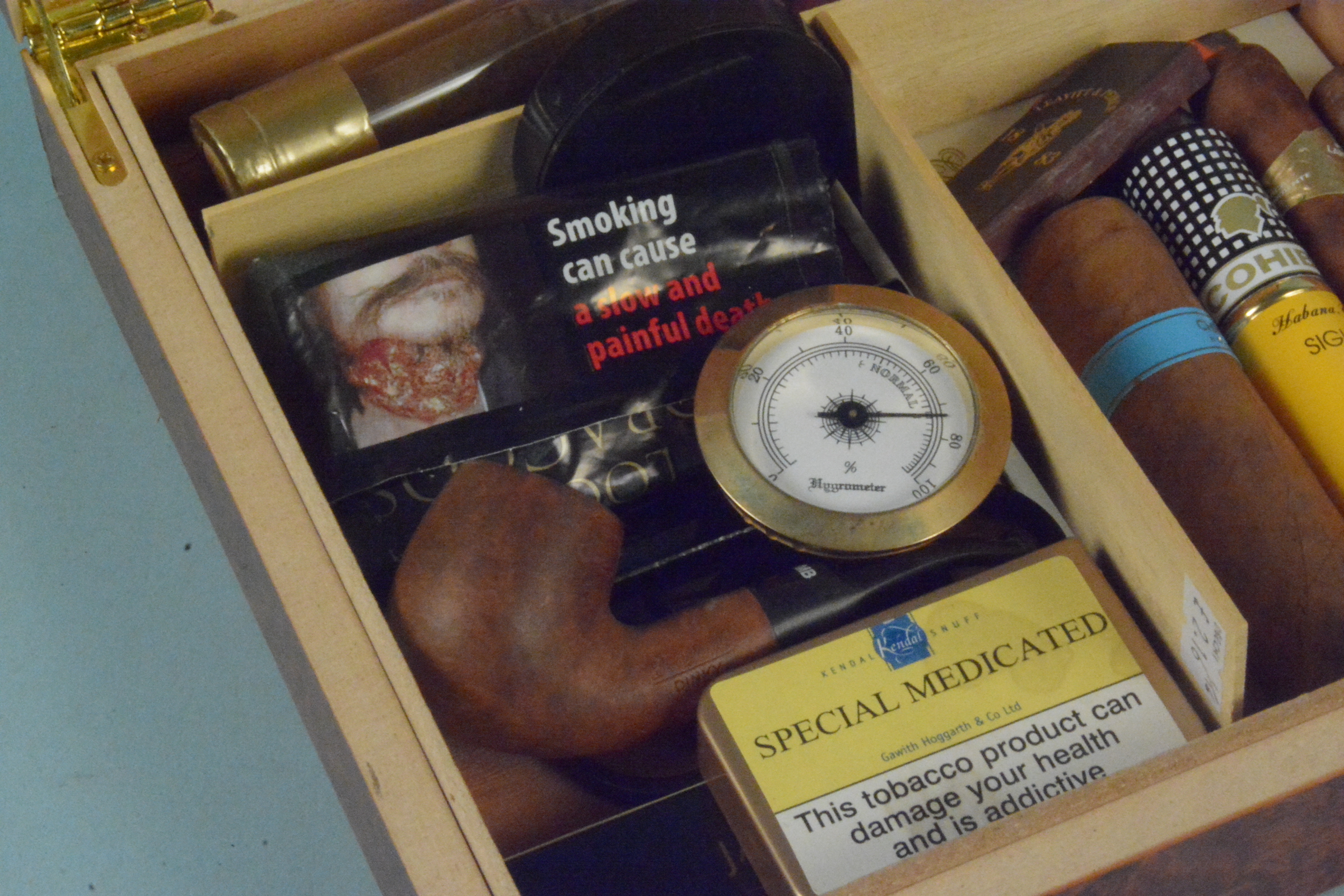 A humidor with cigars, some wrapped, some loose, - Image 3 of 3