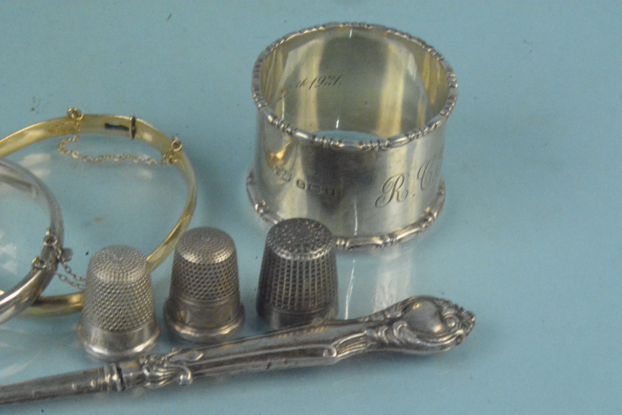 Mixed silver to include a napkin ring, two thimbles, - Image 2 of 3