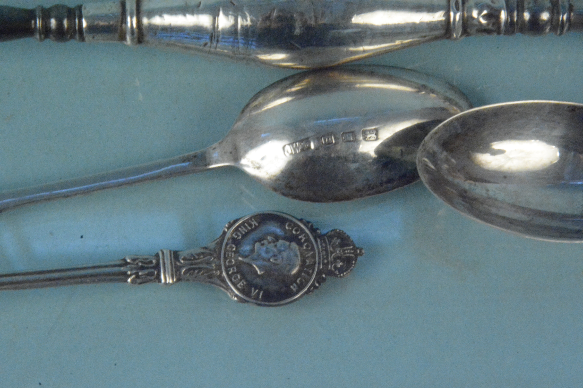 An unusual silver handled shoe horn and button hook together with three silver Royal commemorative - Image 2 of 3