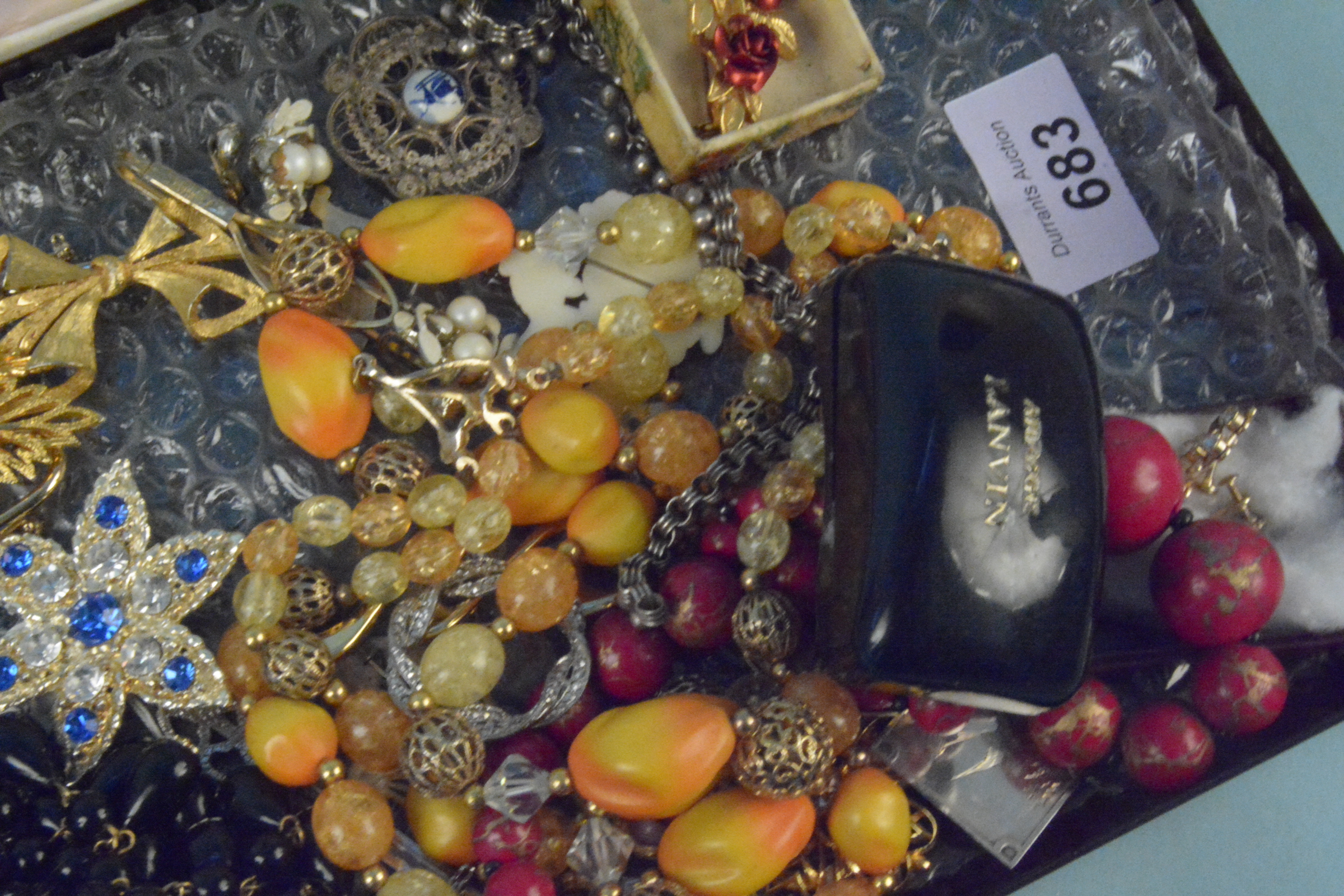 A quantity of costume jewellery - Image 3 of 3