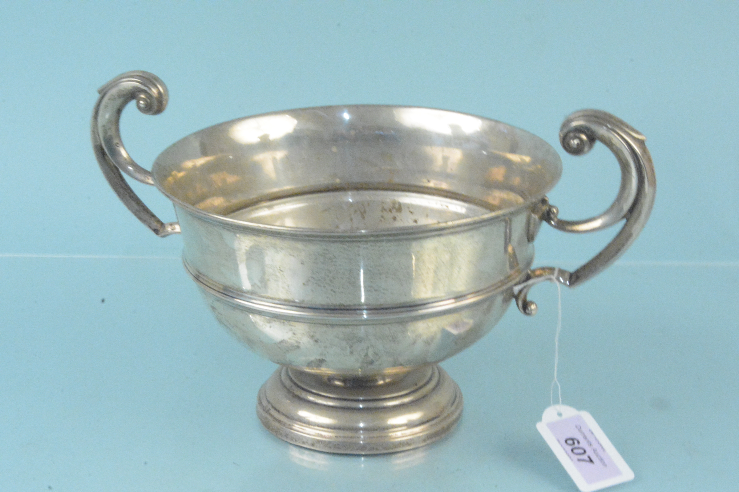 A silver twin handled presentation bowl (uninscribed) hallmarked Sheffield 1924,