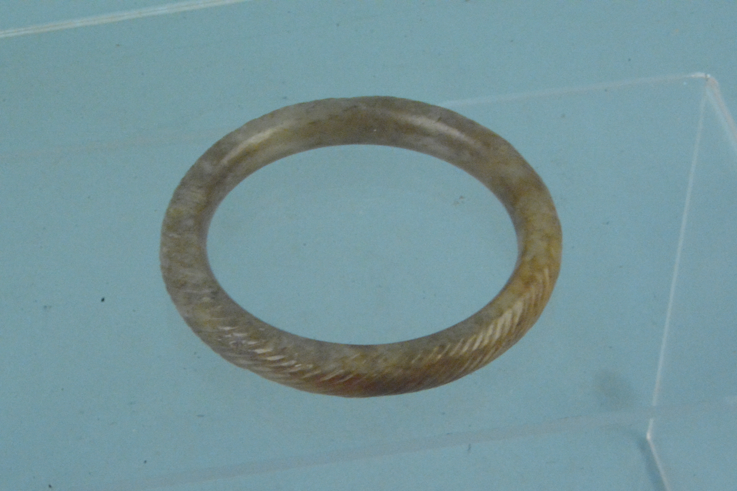 A jade bangle with engraved detail - Image 3 of 3