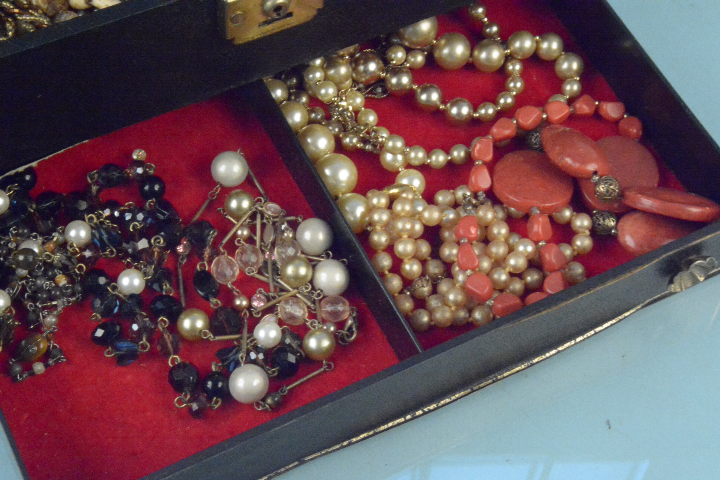 A vintage jewellery box and contents - Image 2 of 3