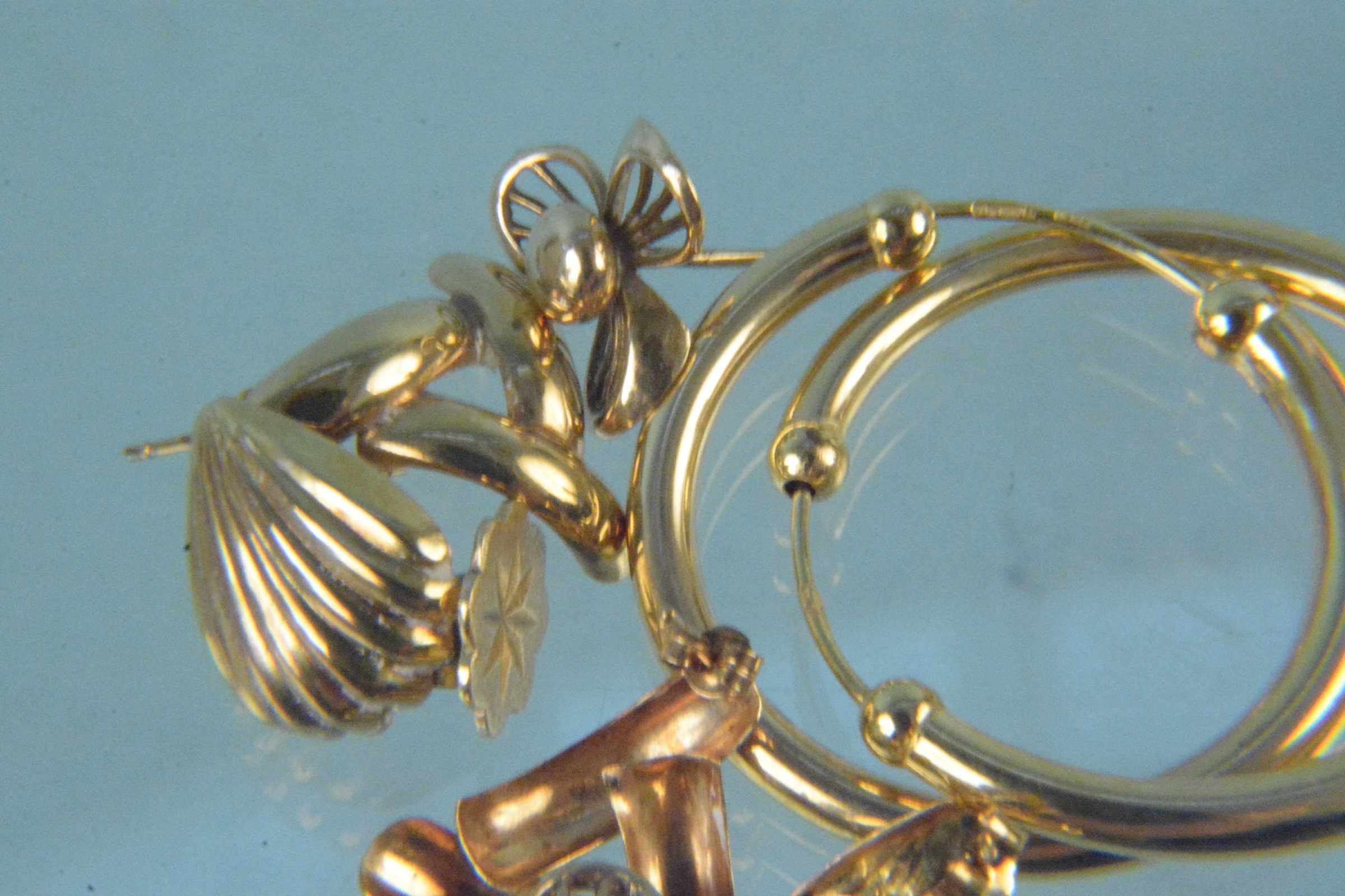 Five pairs of 9ct gold earrings, various designs, - Image 3 of 3