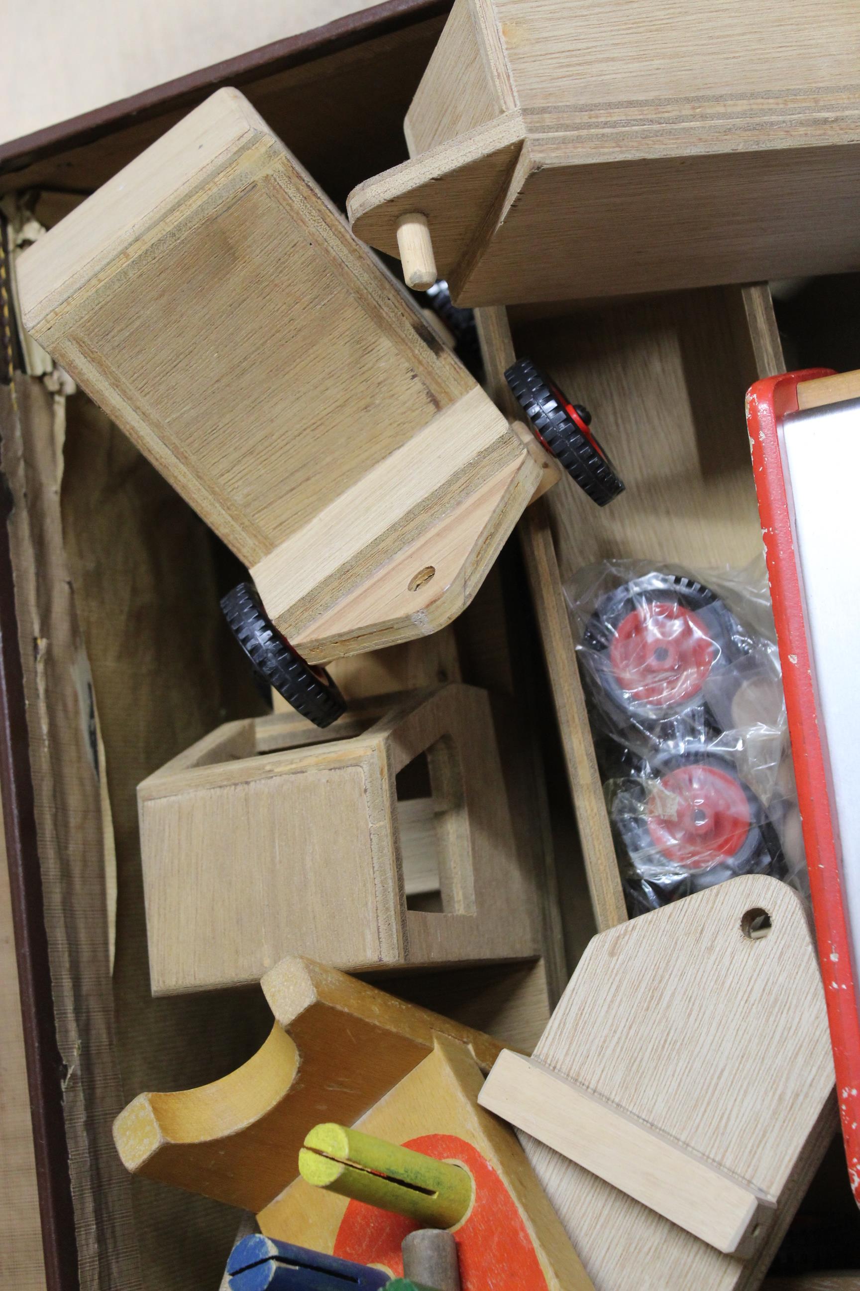 A vintage suitcase full of wooden childrens toys - Bild 2 aus 3