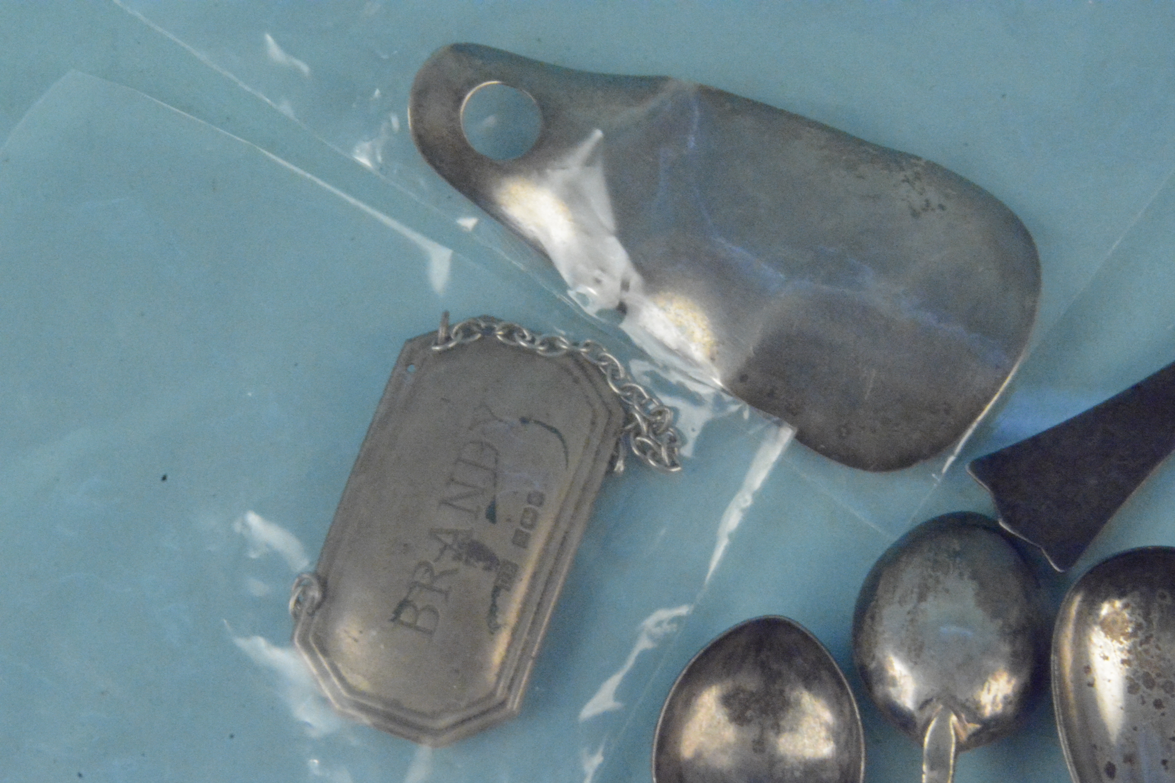 A mixed lot to include a silver shoe horn (buckled), a silver brandy label, - Image 3 of 3