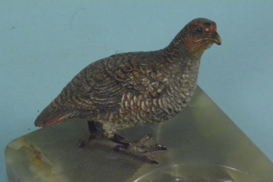 An onyx ashtray surmounted by a cold painted bronze figure of a partridge - Image 2 of 3