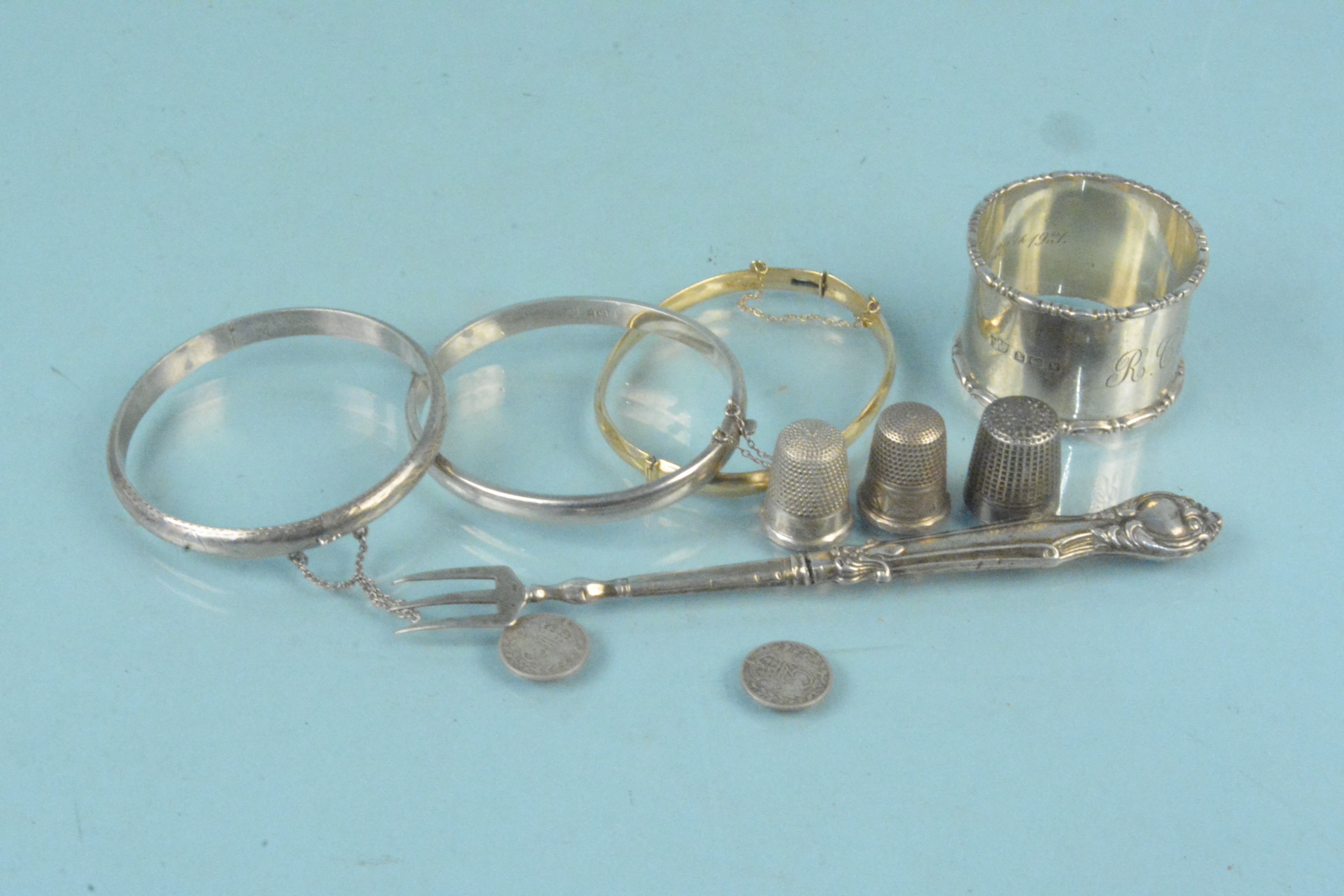 Mixed silver to include a napkin ring, two thimbles,