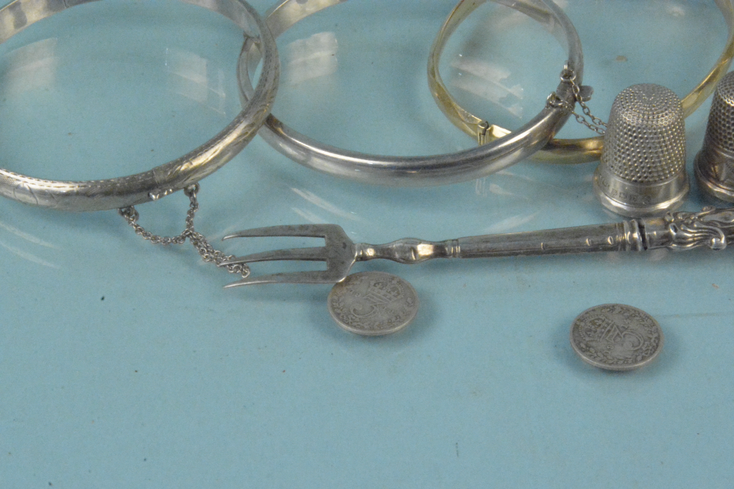 Mixed silver to include a napkin ring, two thimbles, - Image 3 of 3