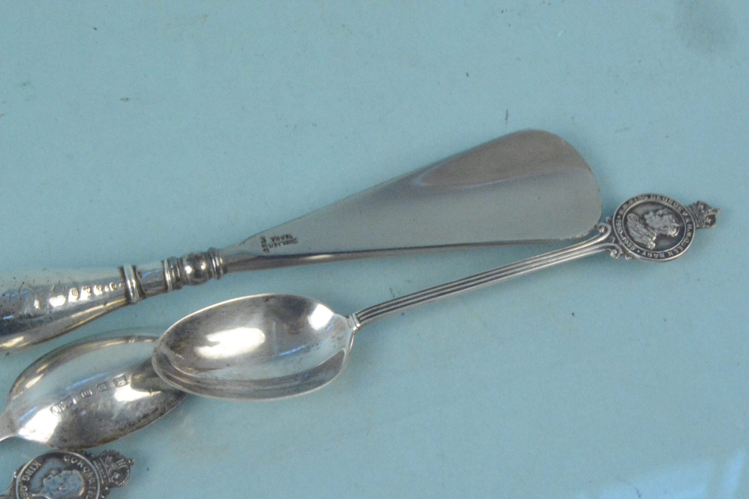 An unusual silver handled shoe horn and button hook together with three silver Royal commemorative - Image 3 of 3