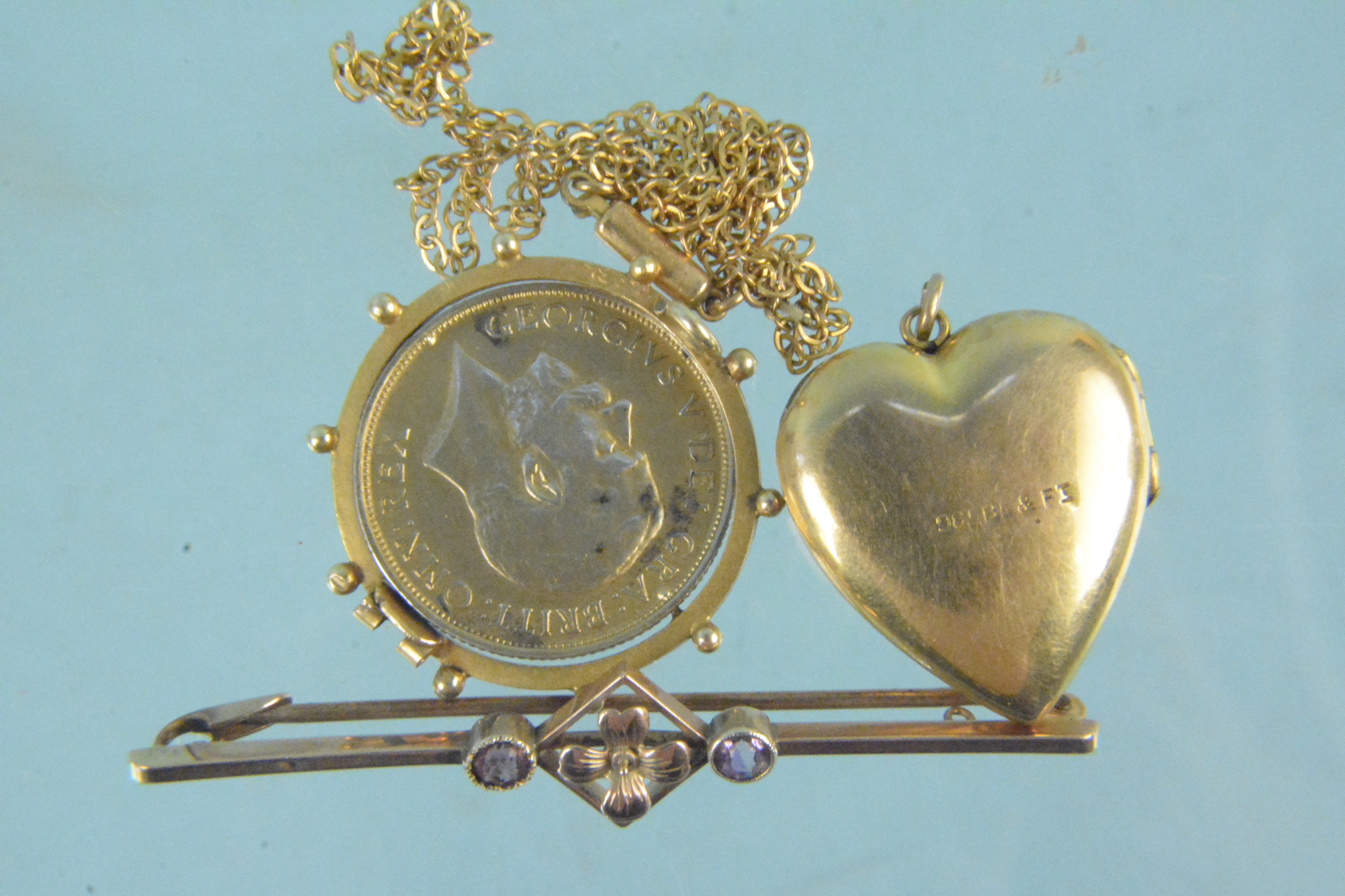 Mixed jewellery to include a 9ct gold bar brooch, a 9ct gold back and front locket, - Image 2 of 3