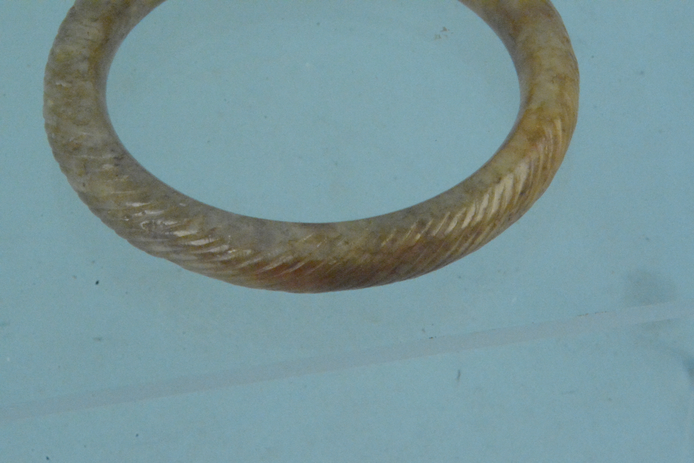 A jade bangle with engraved detail - Image 2 of 3
