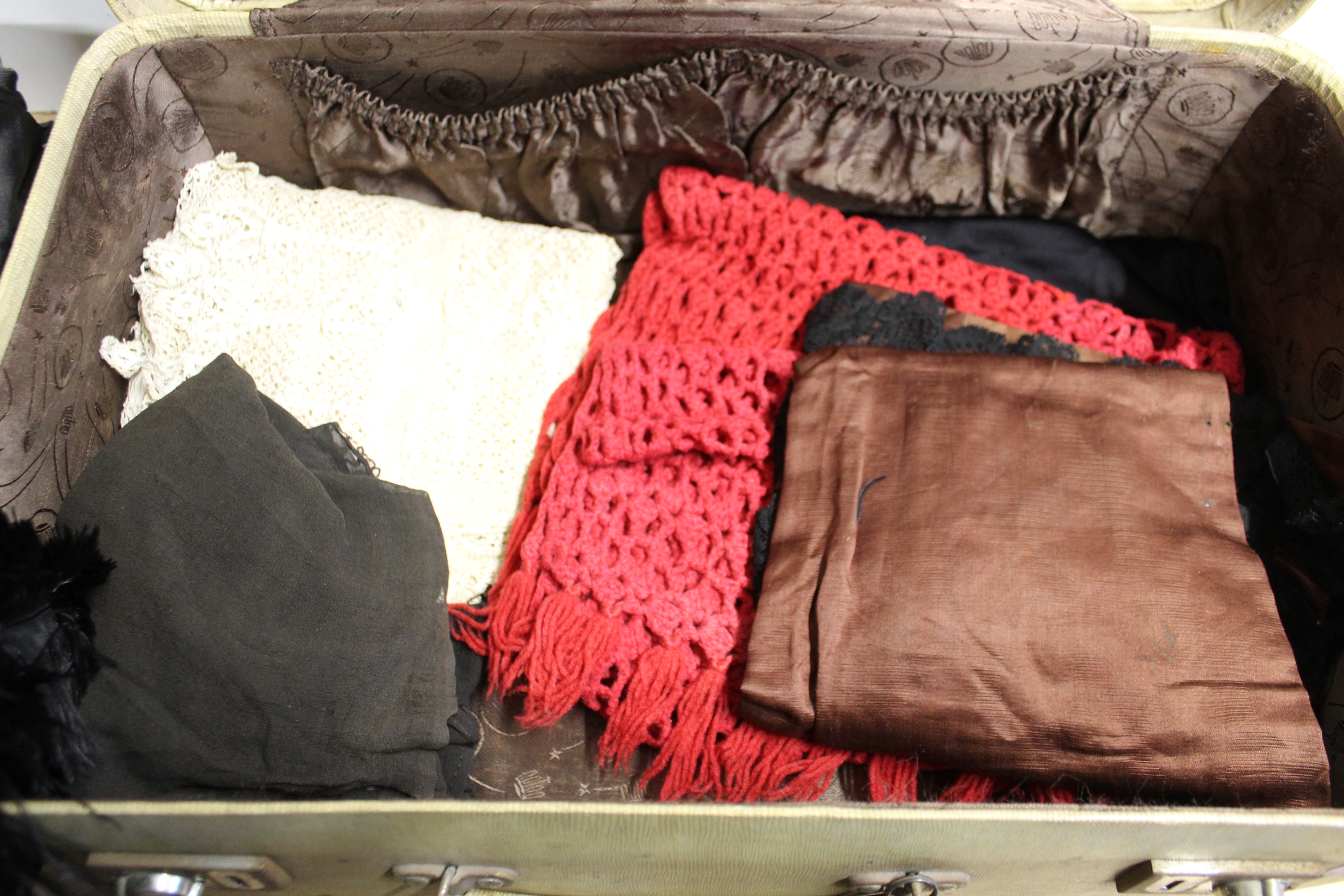 A suitcase containing ladies Victorian mourning dresses, crochet work, - Bild 3 aus 3