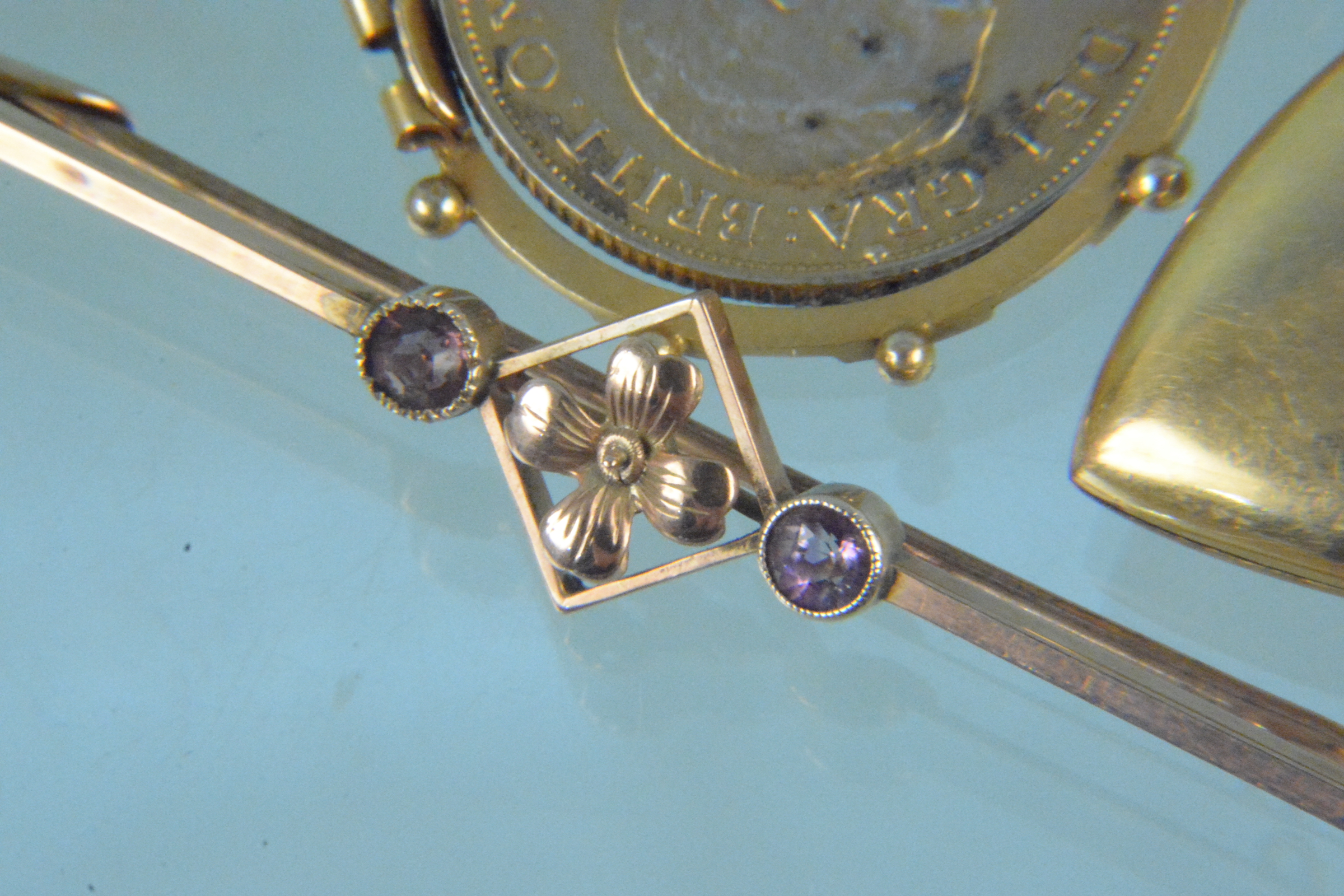 Mixed jewellery to include a 9ct gold bar brooch, a 9ct gold back and front locket, - Image 3 of 3