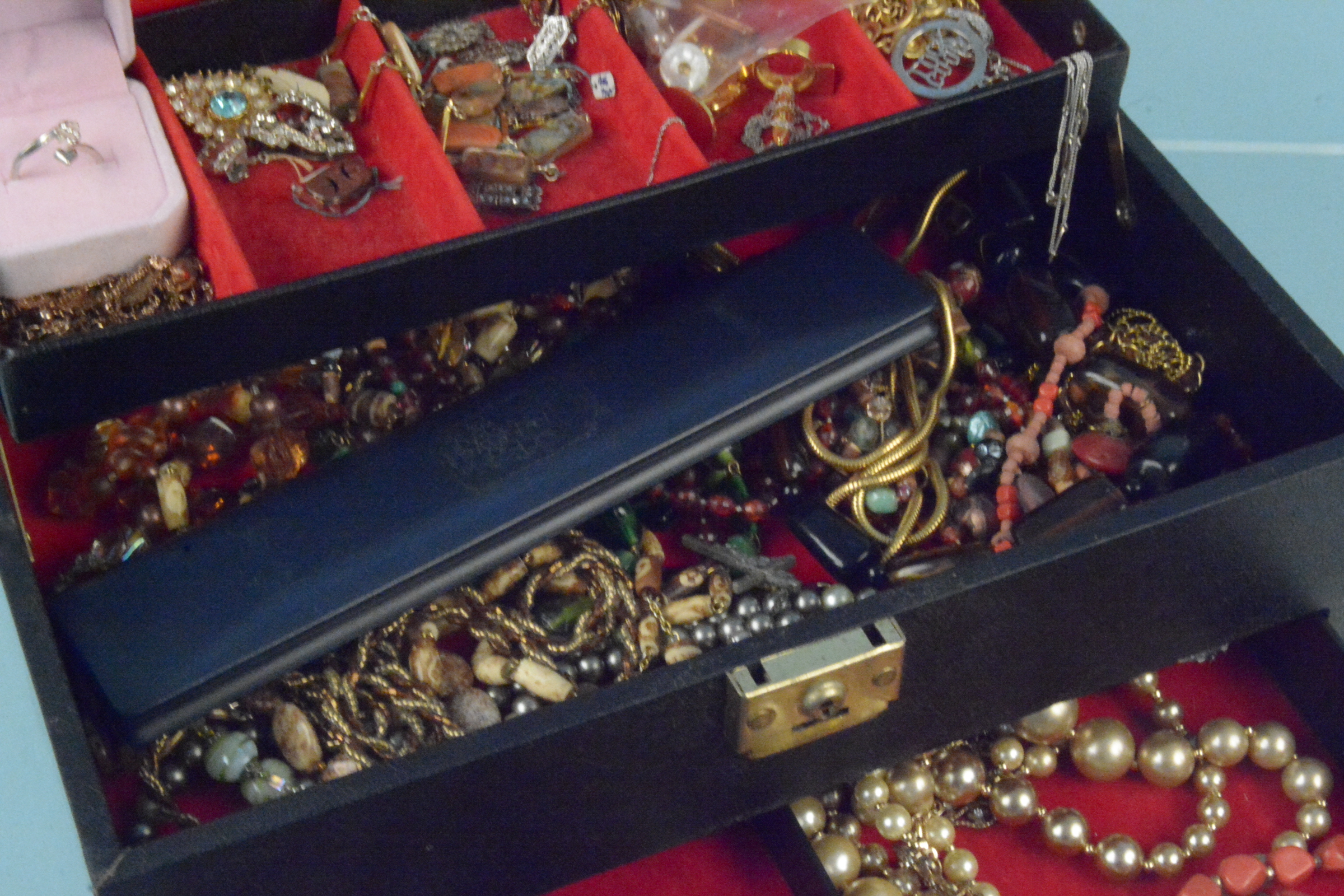 A vintage jewellery box and contents - Image 3 of 3