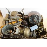 A box of mixed metalwares including a copper seamed kettle, brass oil lamp,