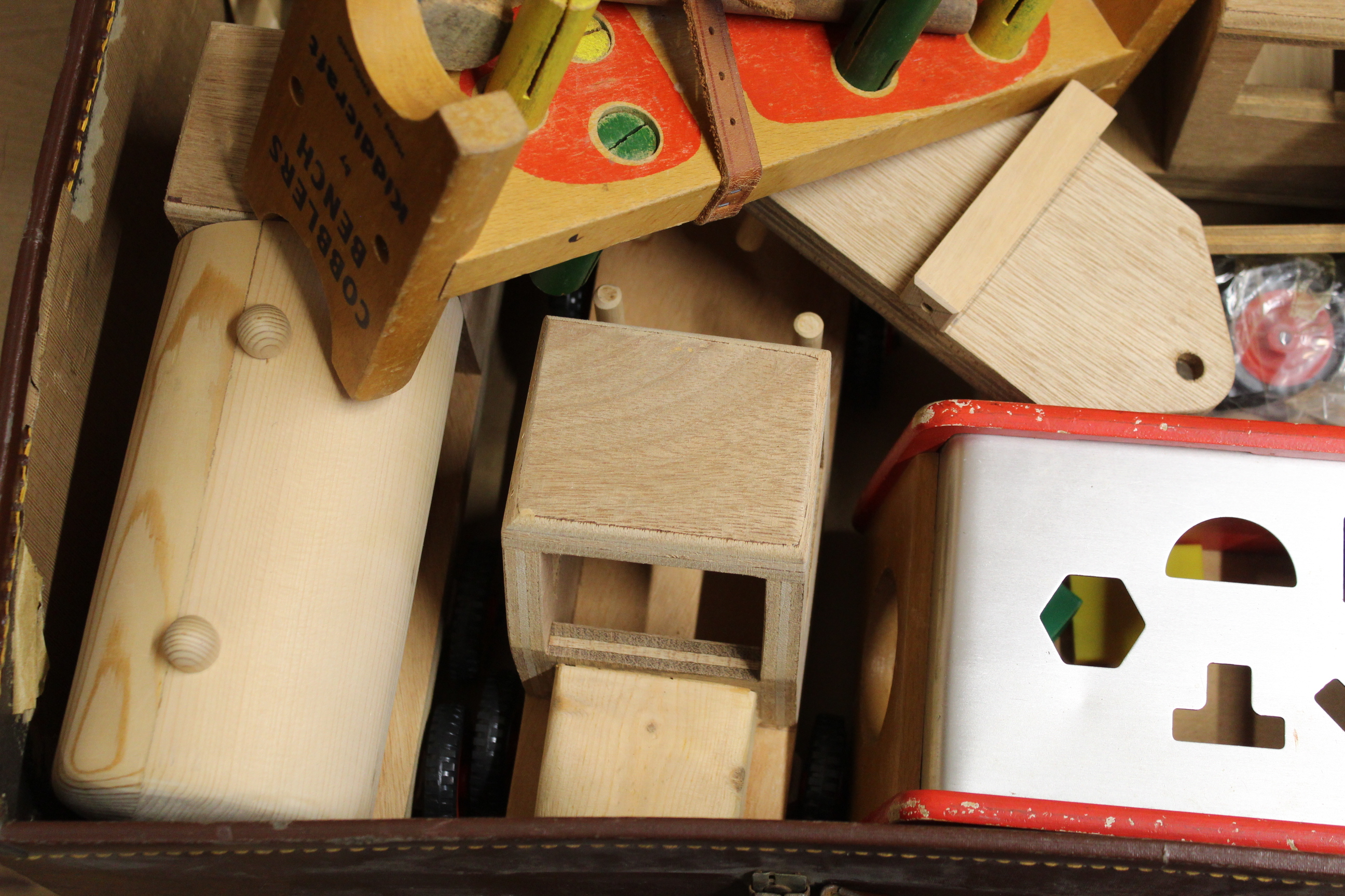A vintage suitcase full of wooden childrens toys - Bild 3 aus 3