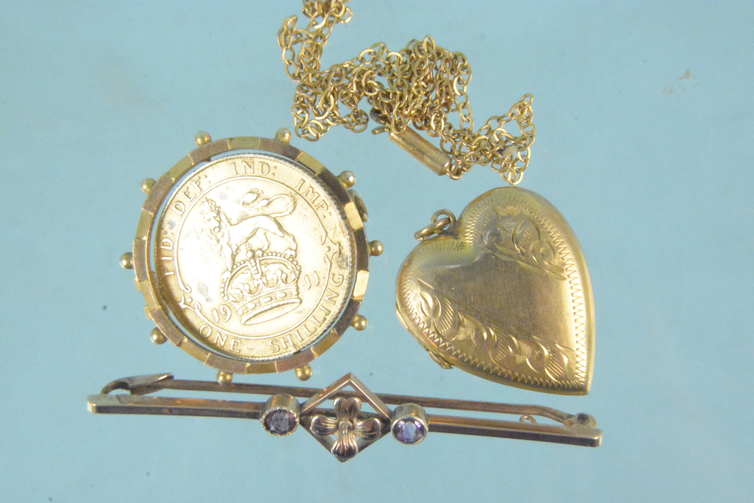 Mixed jewellery to include a 9ct gold bar brooch, a 9ct gold back and front locket,