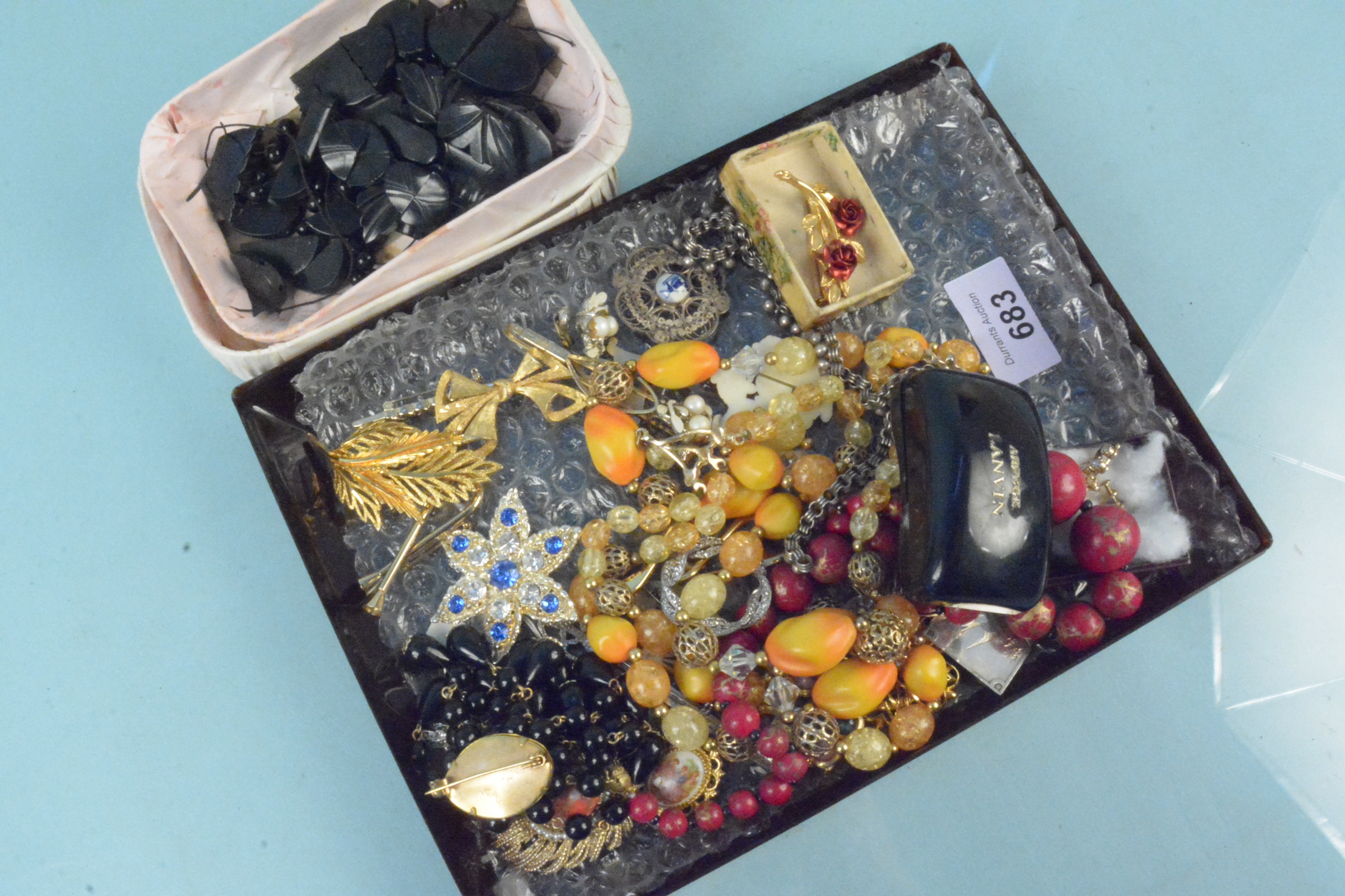 A quantity of costume jewellery