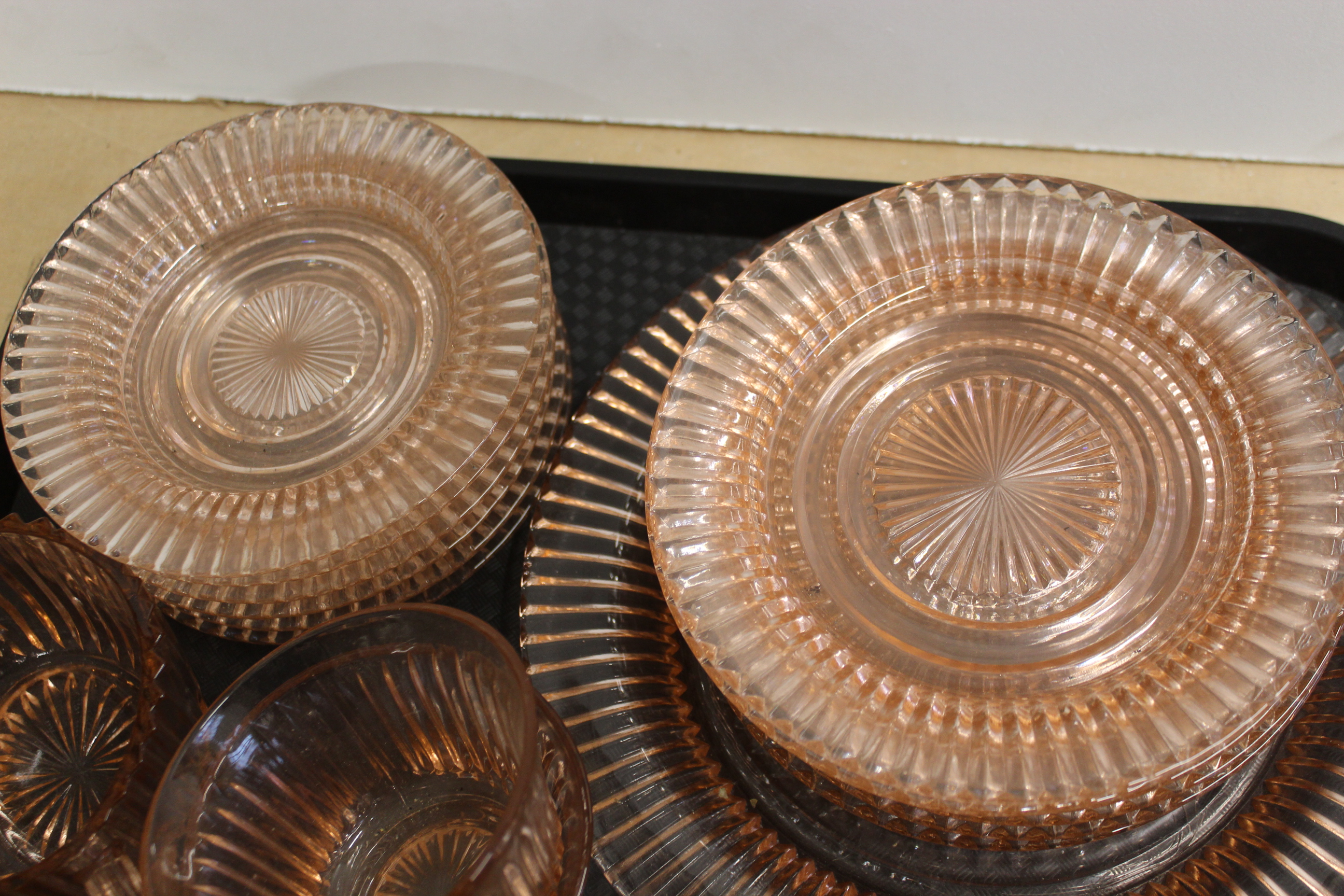 A vintage moulded pink glass six setting dessert set including a cream jug and sucrier - Image 3 of 3