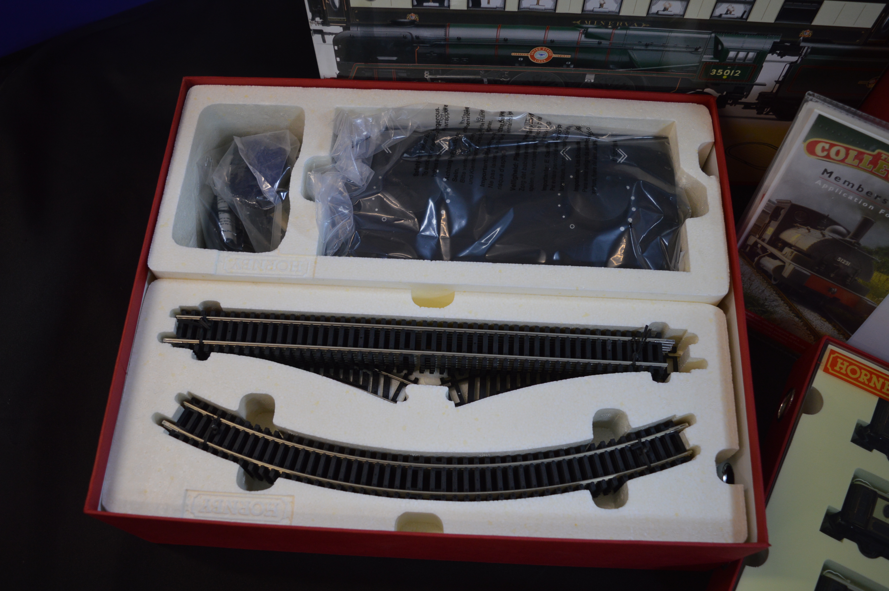 Hornby Orient Express BR4-6-2 USL Merchant Navy Class Box Set - Image 4 of 4