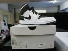 Air Jordans 1 Mid (black & white) Size: 6