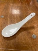 * 400 white ceramic chinese spoon in plastic tray